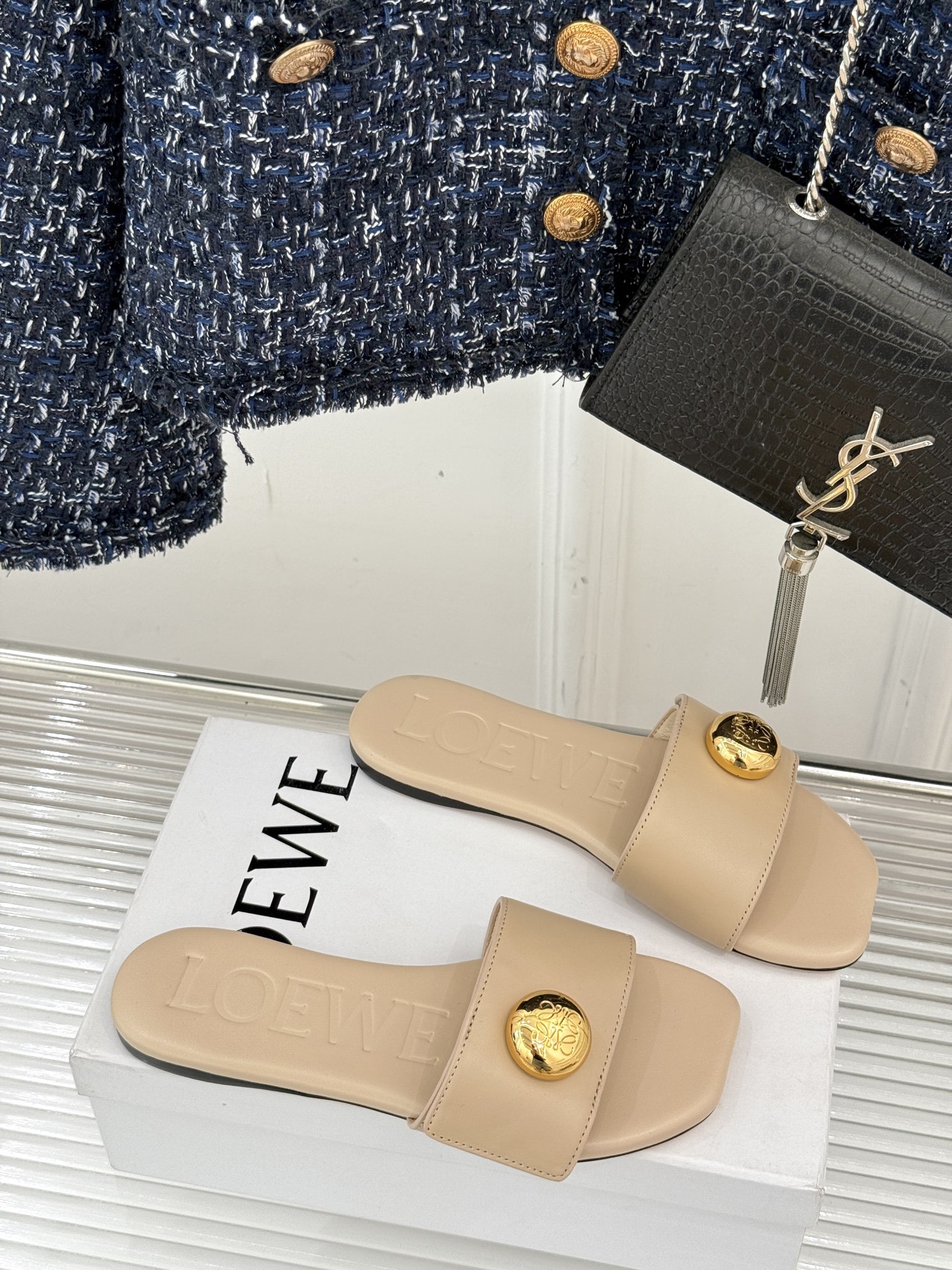 
Loewe/罗意威25ss春夏新品
杨幂同款平底拖鞋
跟着幂姐学穿搭 随性时髦全拿捏
不愧是带货女王 