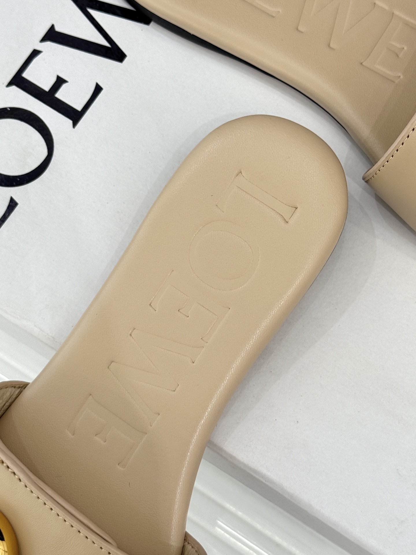 
Loewe/罗意威25ss春夏新品
杨幂同款平底拖鞋
跟着幂姐学穿搭 随性时髦全拿捏
不愧是带货女王 