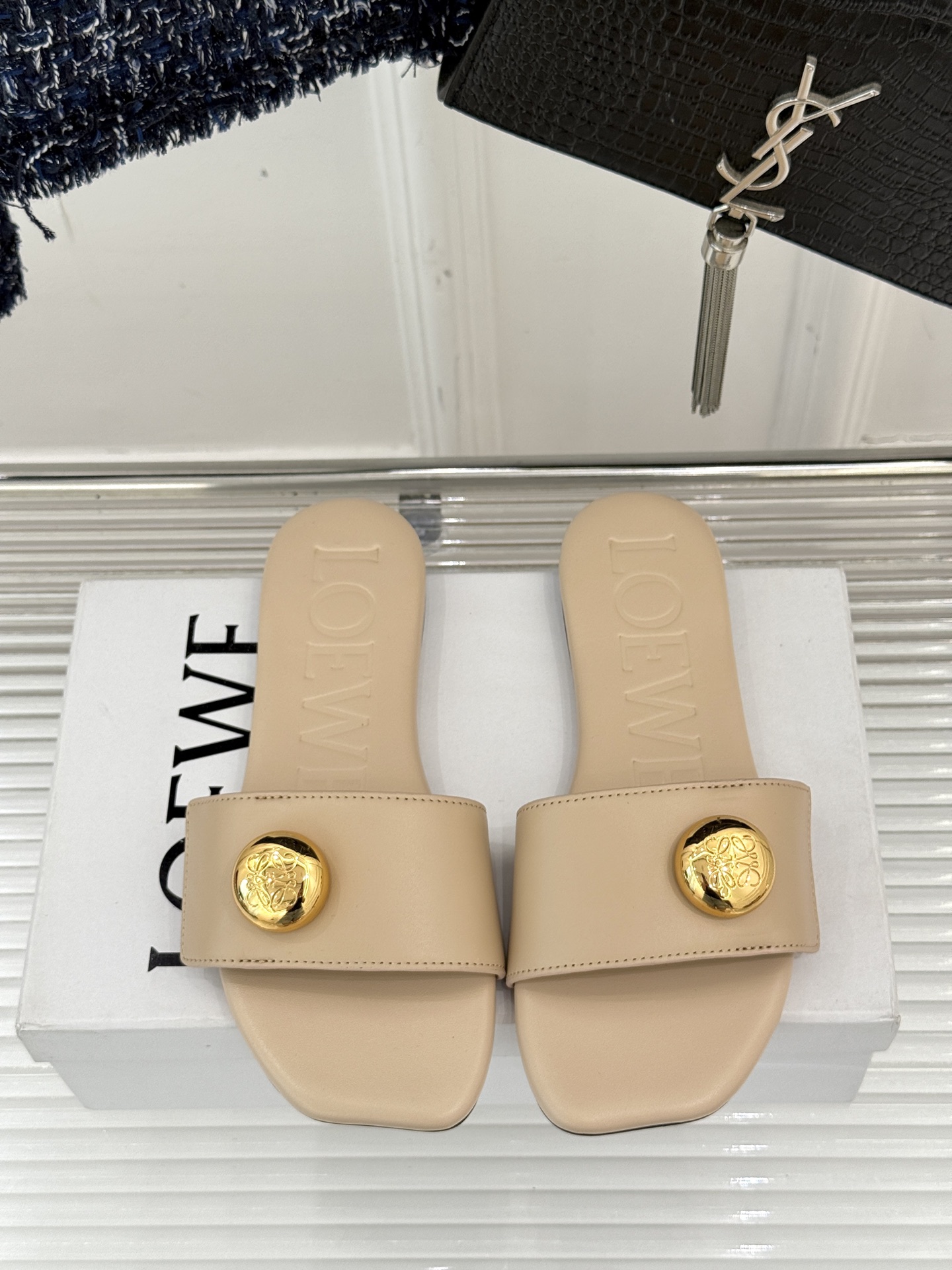 
Loewe/罗意威25ss春夏新品
杨幂同款平底拖鞋
跟着幂姐学穿搭 随性时髦全拿捏
不愧是带货女王 