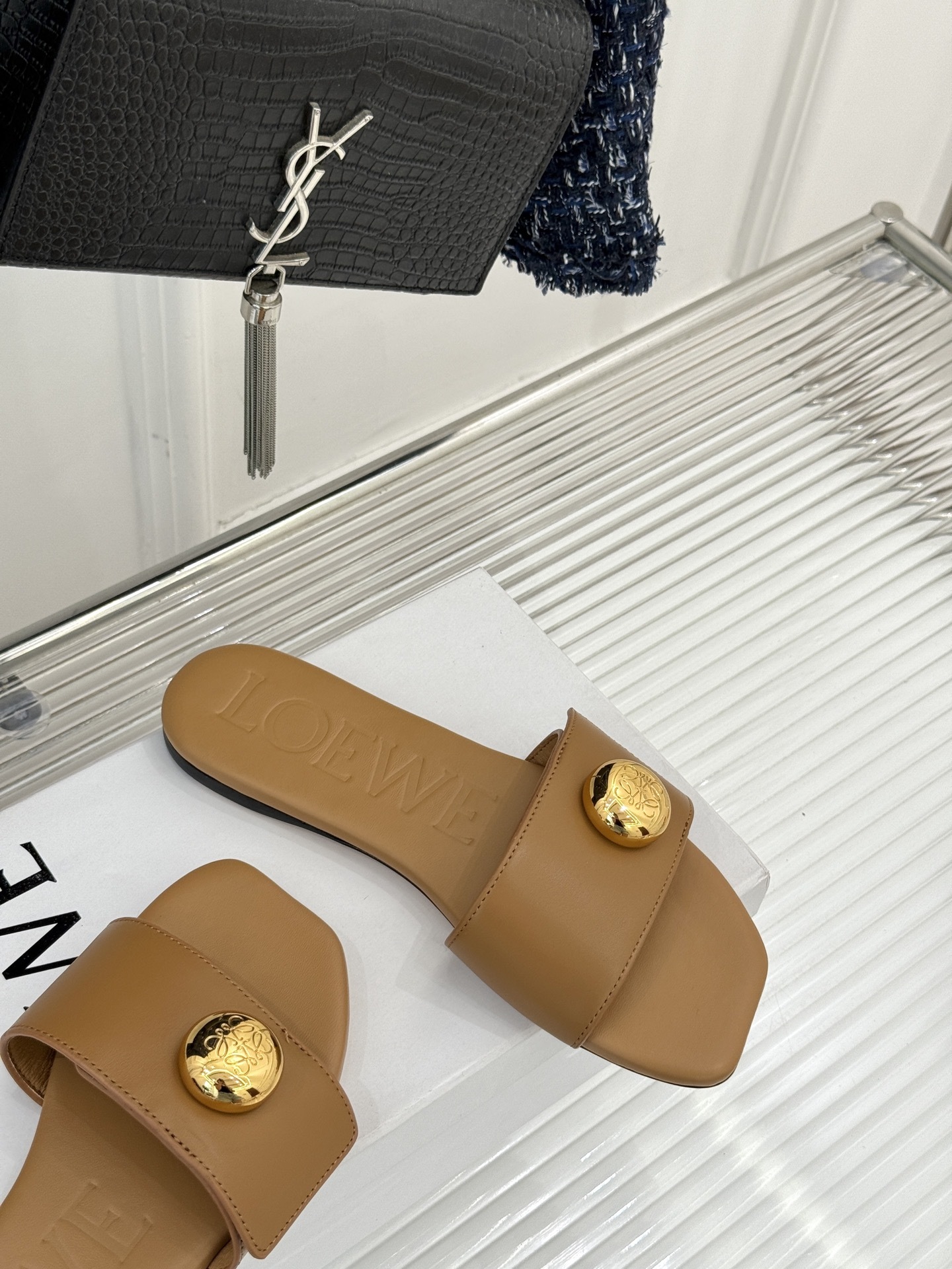 Loewe/罗意威25ss春夏新品
杨幂同款平底拖鞋
跟着幂姐学穿搭 随性时髦全拿捏
不愧是带货女王