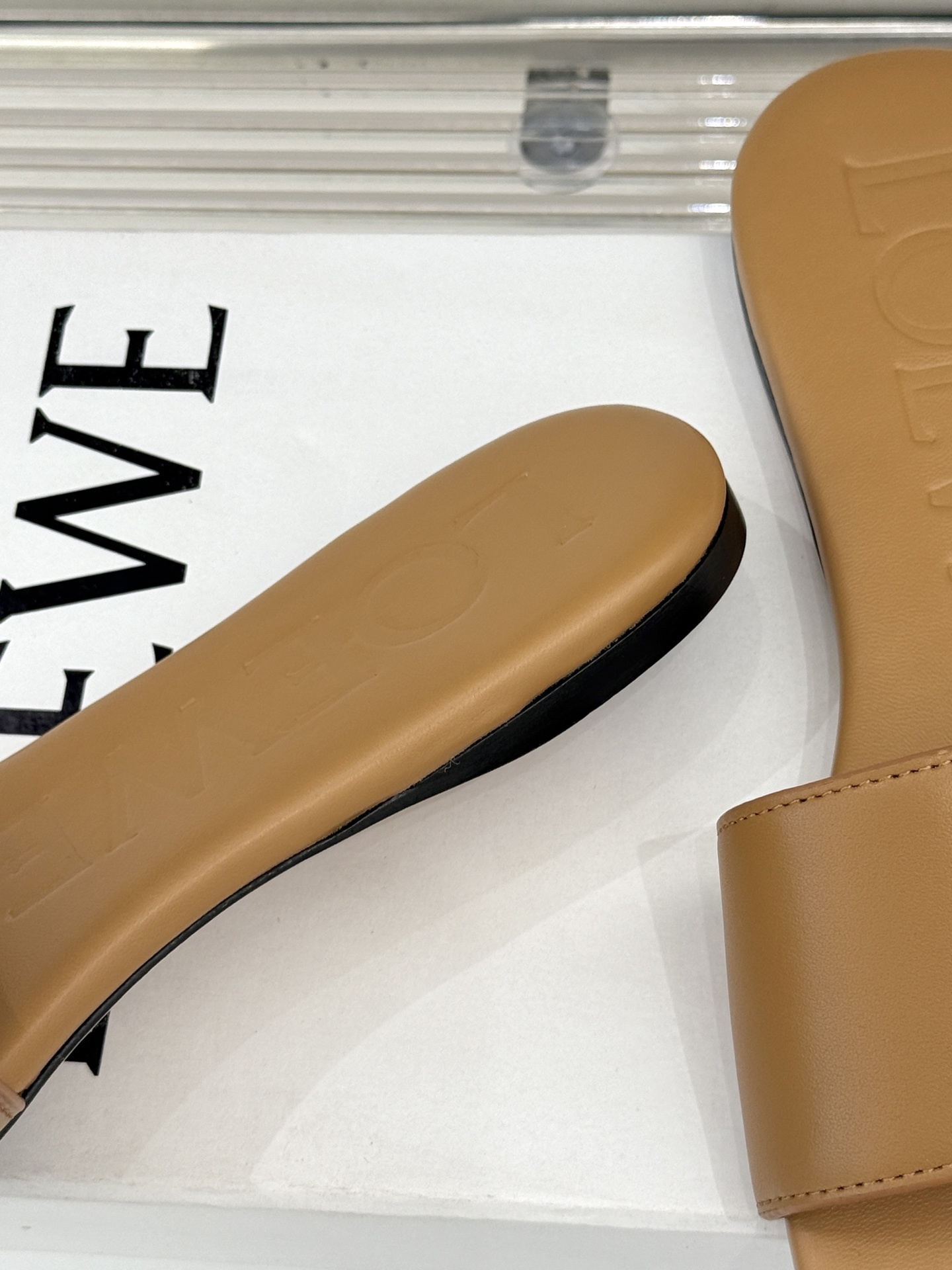 Loewe/罗意威25ss春夏新品
杨幂同款平底拖鞋
跟着幂姐学穿搭 随性时髦全拿捏
不愧是带货女王