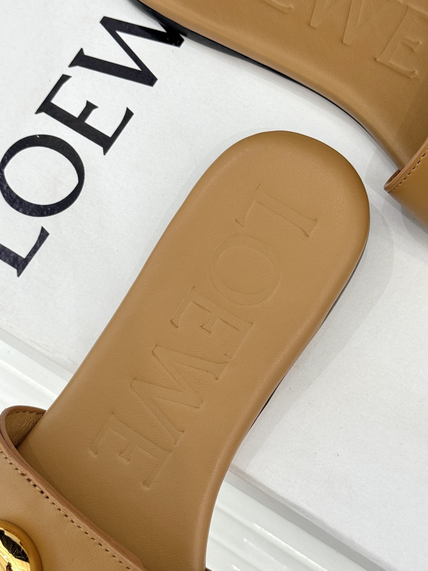 Loewe/罗意威25ss春夏新品
杨幂同款平底拖鞋
跟着幂姐学穿搭 随性时髦全拿捏
不愧是带货女王
