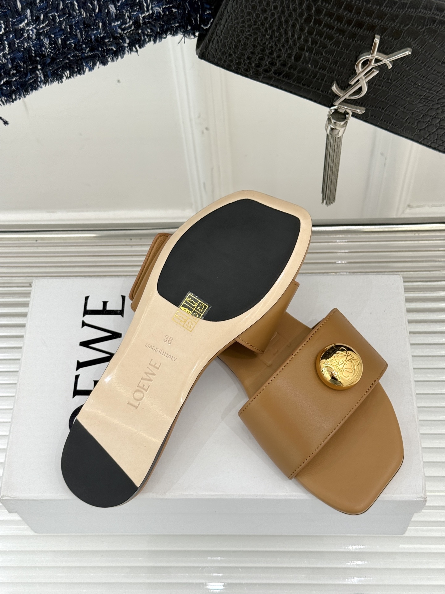 Loewe/罗意威25ss春夏新品
杨幂同款平底拖鞋
跟着幂姐学穿搭 随性时髦全拿捏
不愧是带货女王