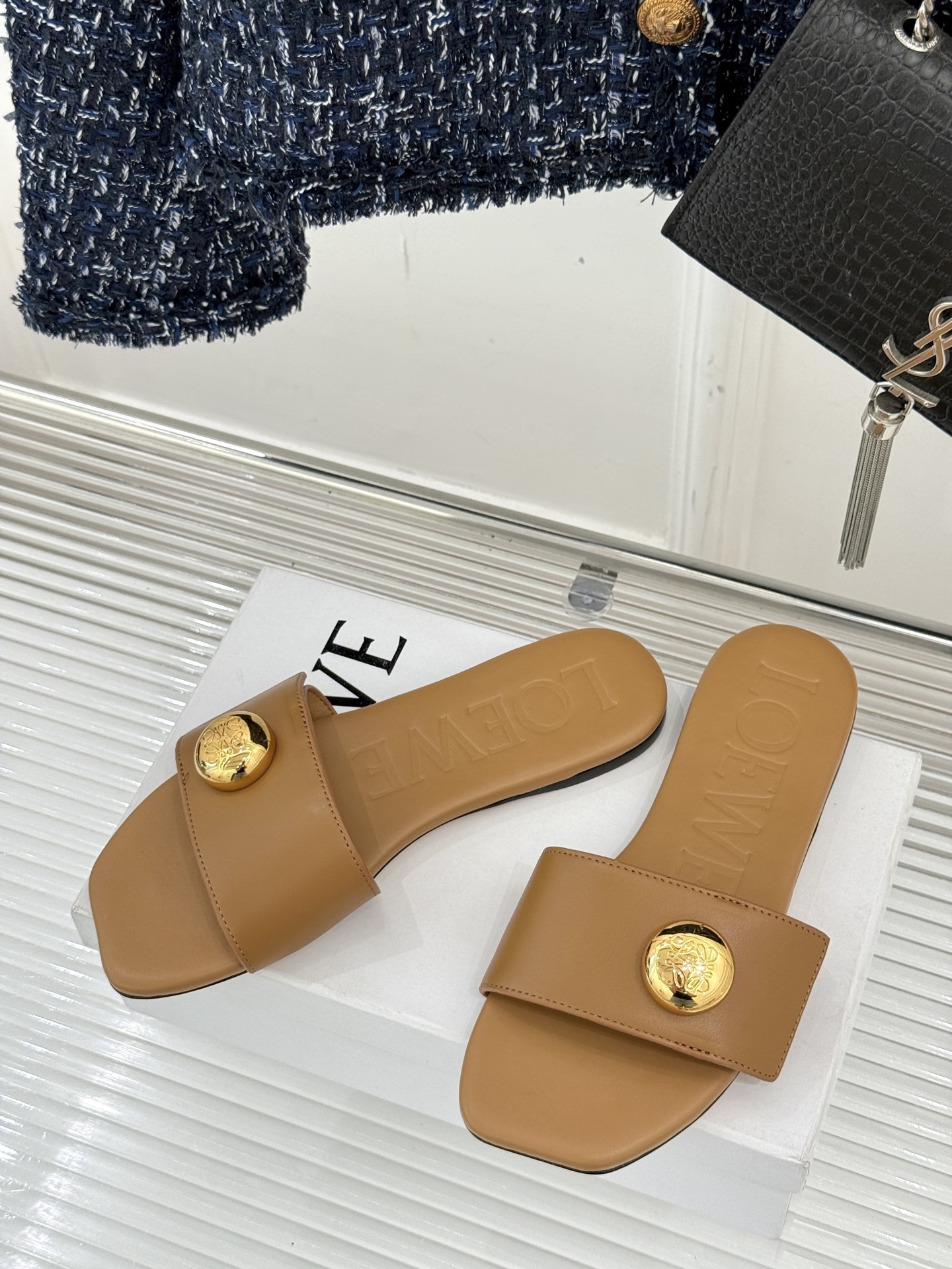 Loewe/罗意威25ss春夏新品
杨幂同款平底拖鞋
跟着幂姐学穿搭 随性时髦全拿捏
不愧是带货女王