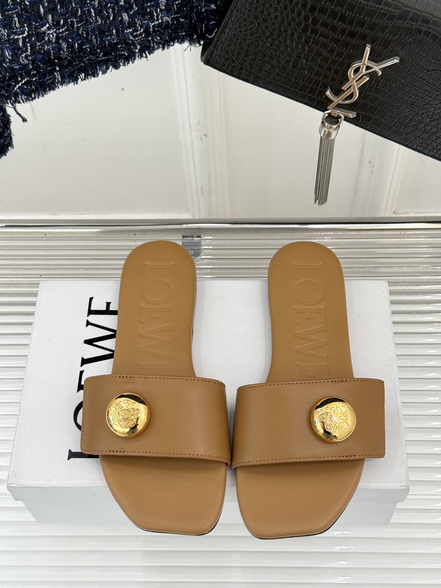 Loewe/罗意威25ss春夏新品
杨幂同款平底拖鞋
跟着幂姐学穿搭 随性时髦全拿捏
不愧是带货女王