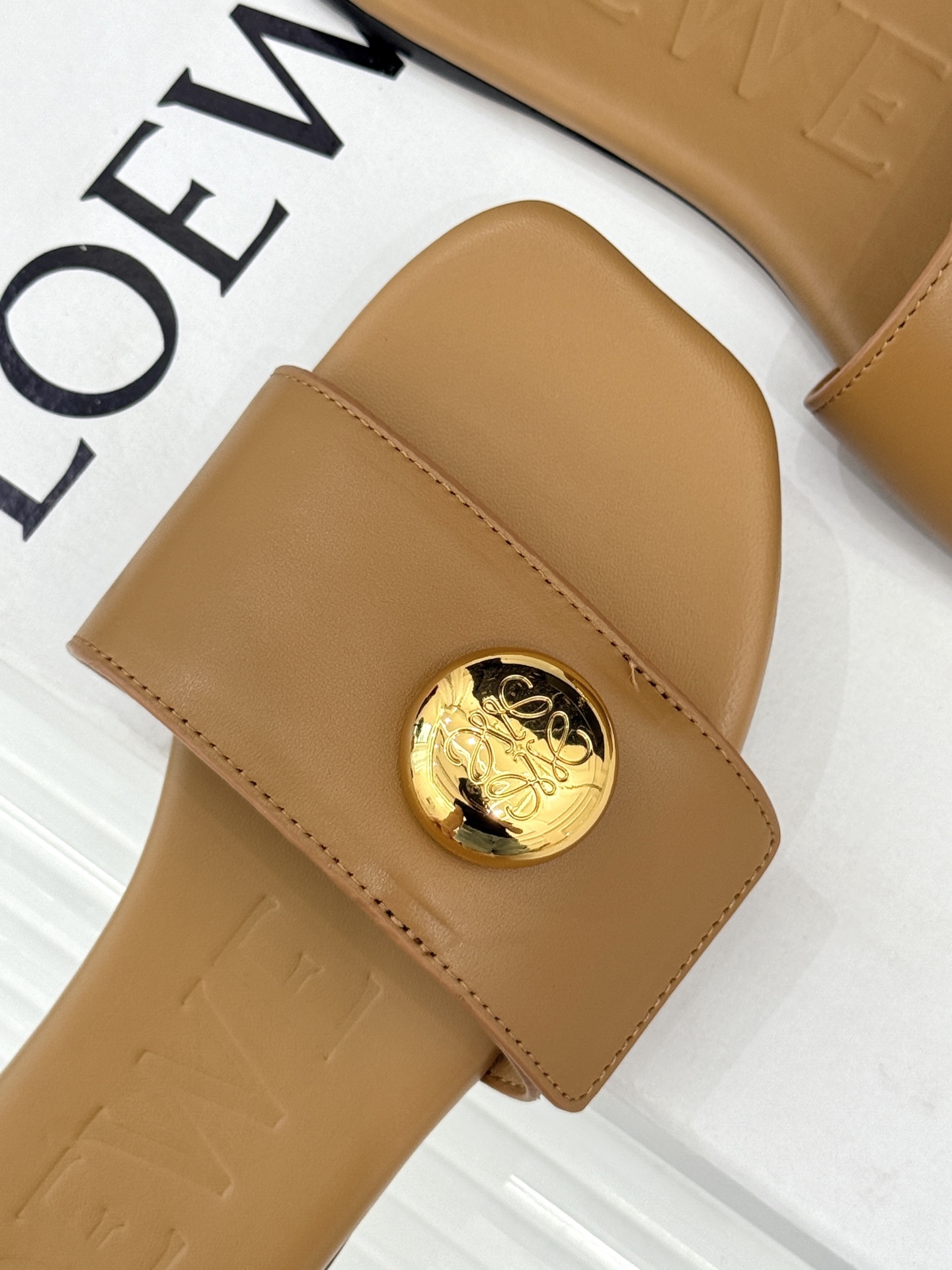 Loewe/罗意威25ss春夏新品
杨幂同款平底拖鞋
跟着幂姐学穿搭 随性时髦全拿捏
不愧是带货女王