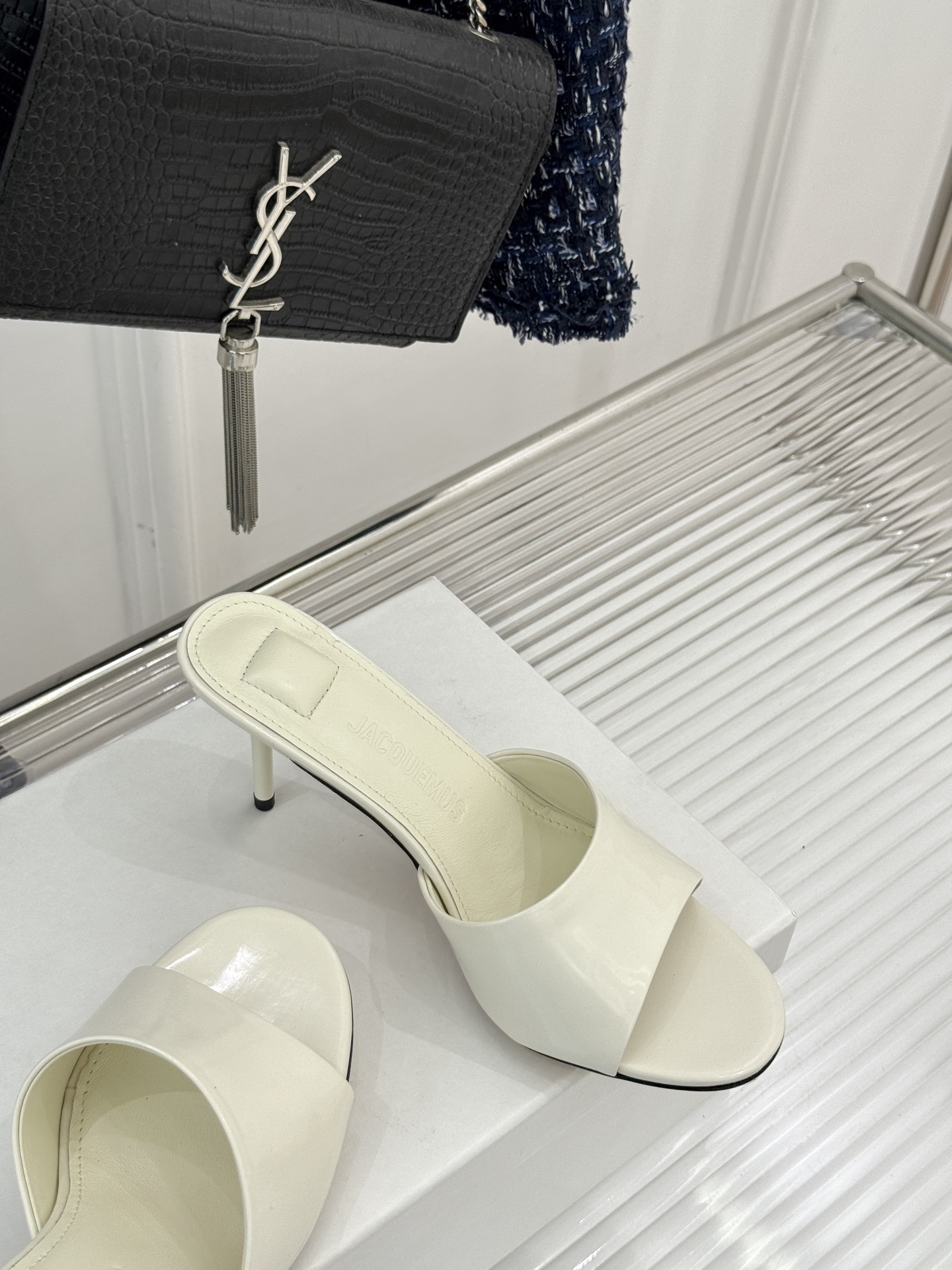 小众品牌JACQUES25ss春夏新品
鱼嘴高跟拖鞋
打破常规拖鞋的慵懒印象,
以精致鞋型重塑日常时髦