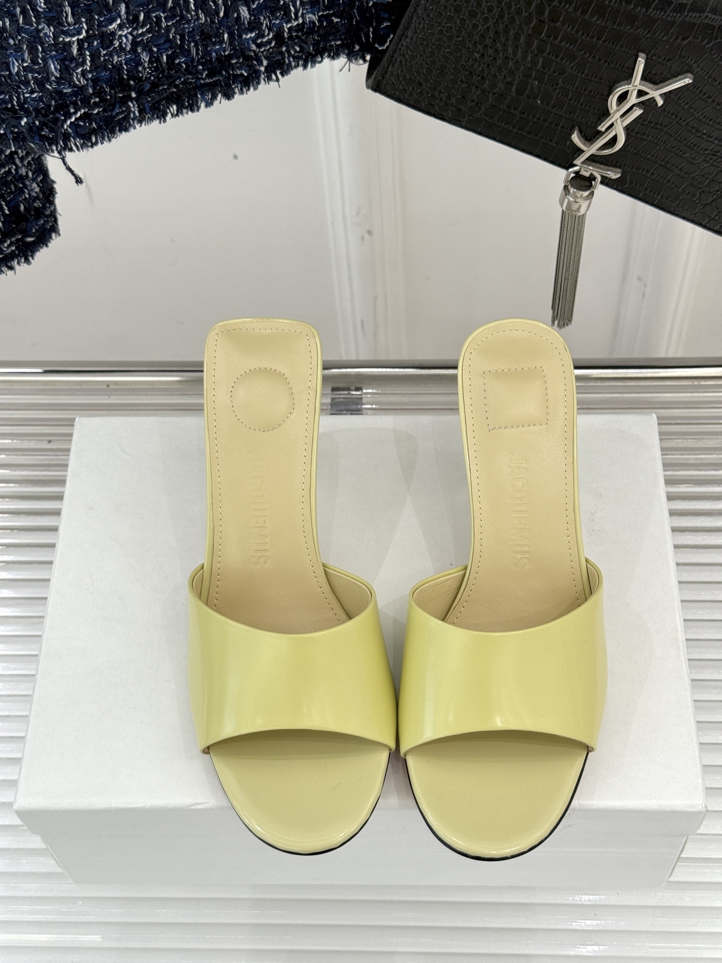 小众品牌JACQUES25ss春夏新品
鱼嘴高跟拖鞋
打破常规拖鞋的慵懒印象,
以精致鞋型重塑日常时髦