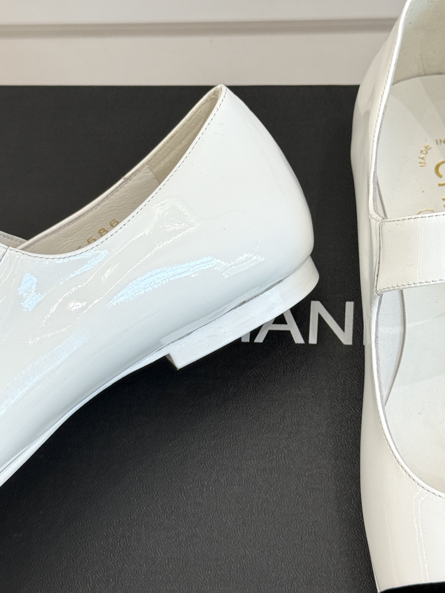 CHANE* |小香25。春夏新品书包扣
平底玛丽珍鞋
一眼万年!经典书包扣玛丽珍鞋
仿佛踏入了一个法