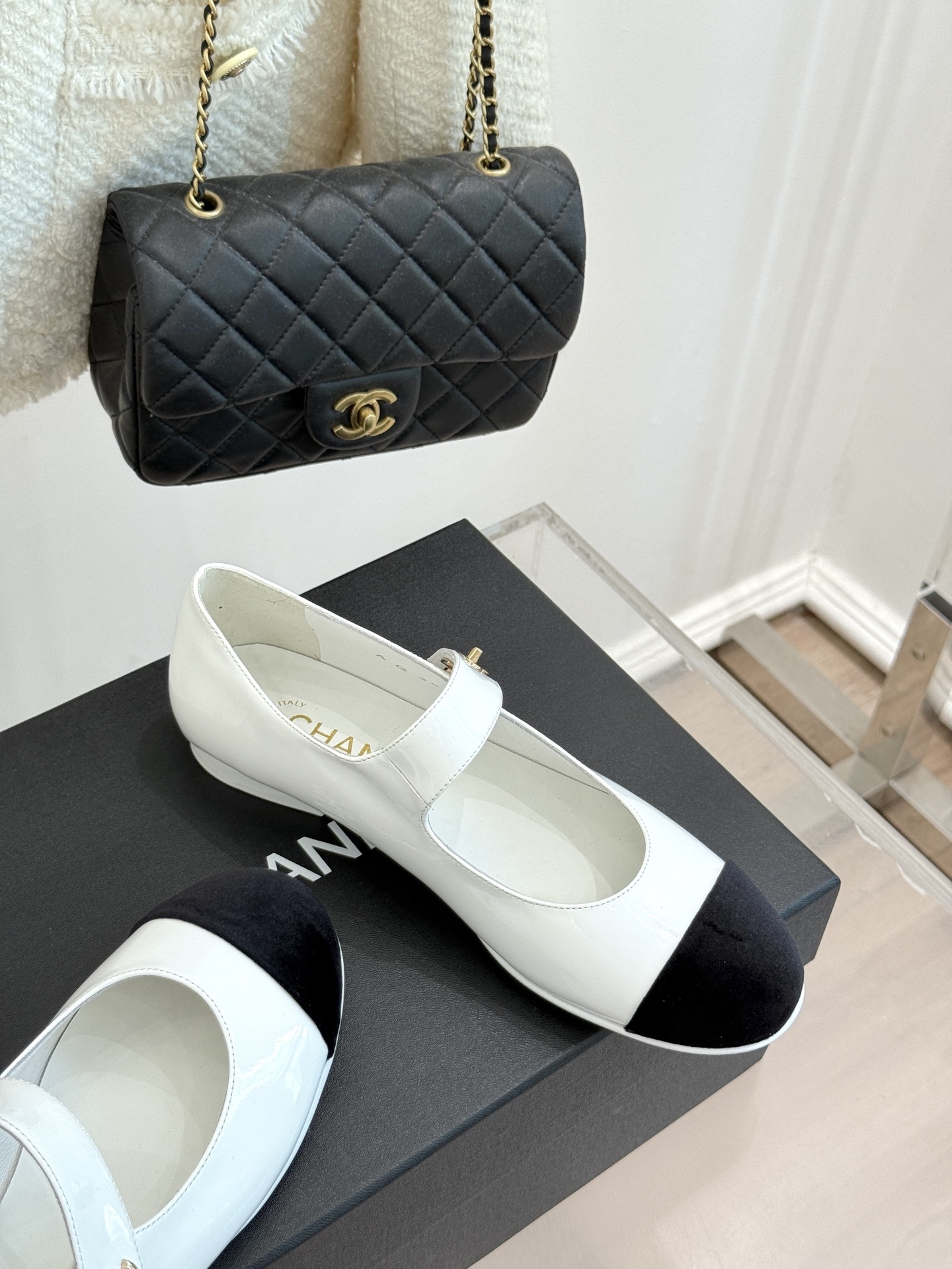 CHANE* |小香25。春夏新品书包扣
平底玛丽珍鞋
一眼万年!经典书包扣玛丽珍鞋
仿佛踏入了一个法