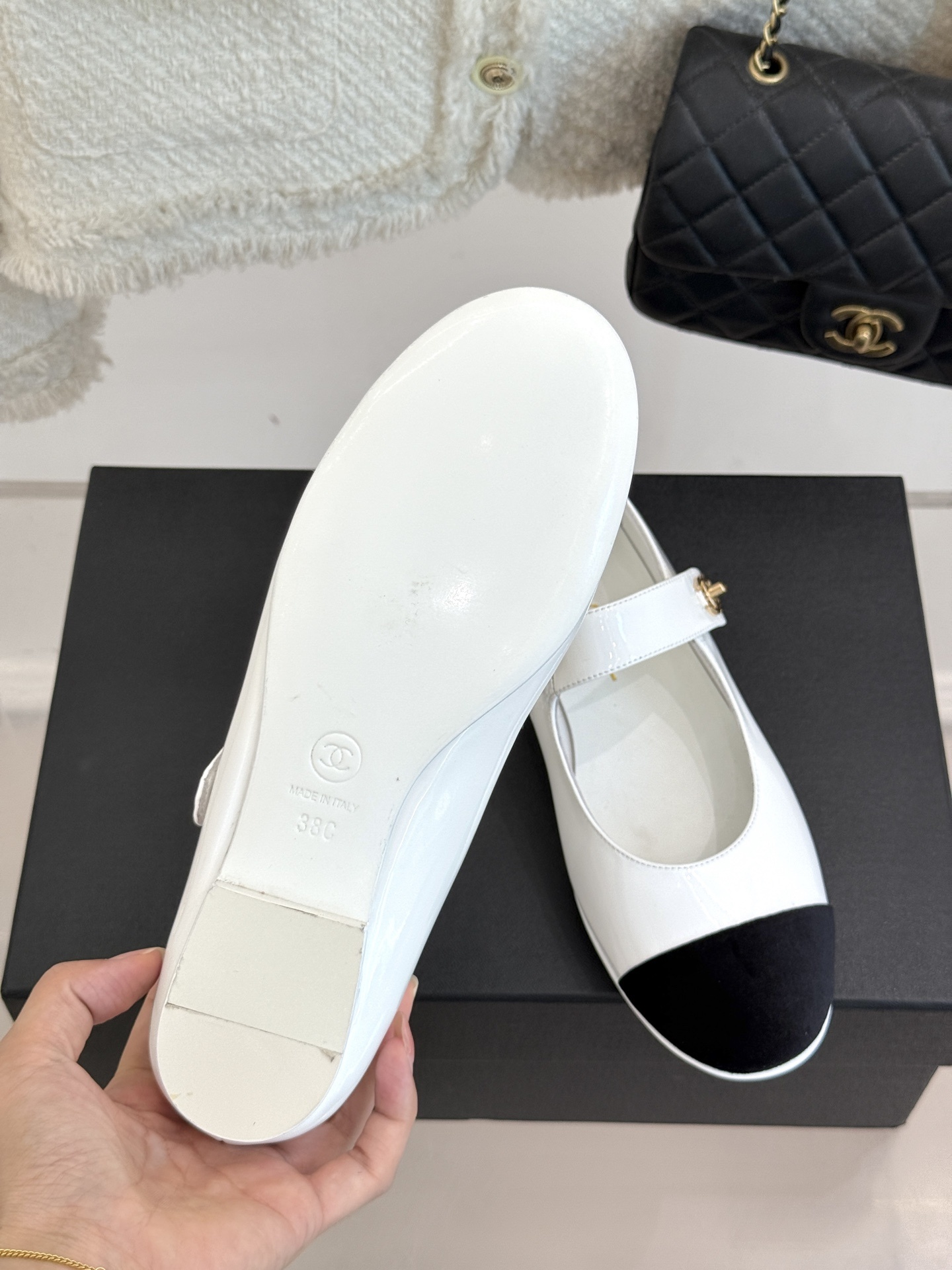 CHANE* |小香25。春夏新品书包扣
平底玛丽珍鞋
一眼万年!经典书包扣玛丽珍鞋
仿佛踏入了一个法