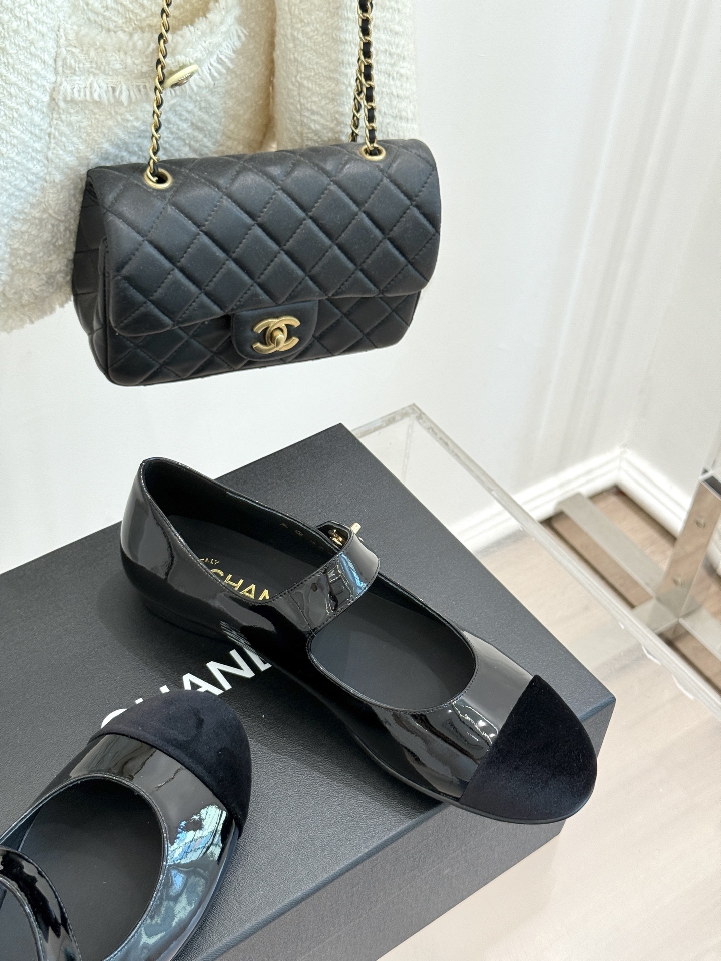 CHANE* |小香25。春夏新品书包扣
平底玛丽珍鞋
一眼万年!经典书包扣玛丽珍鞋
仿佛踏入了一个法