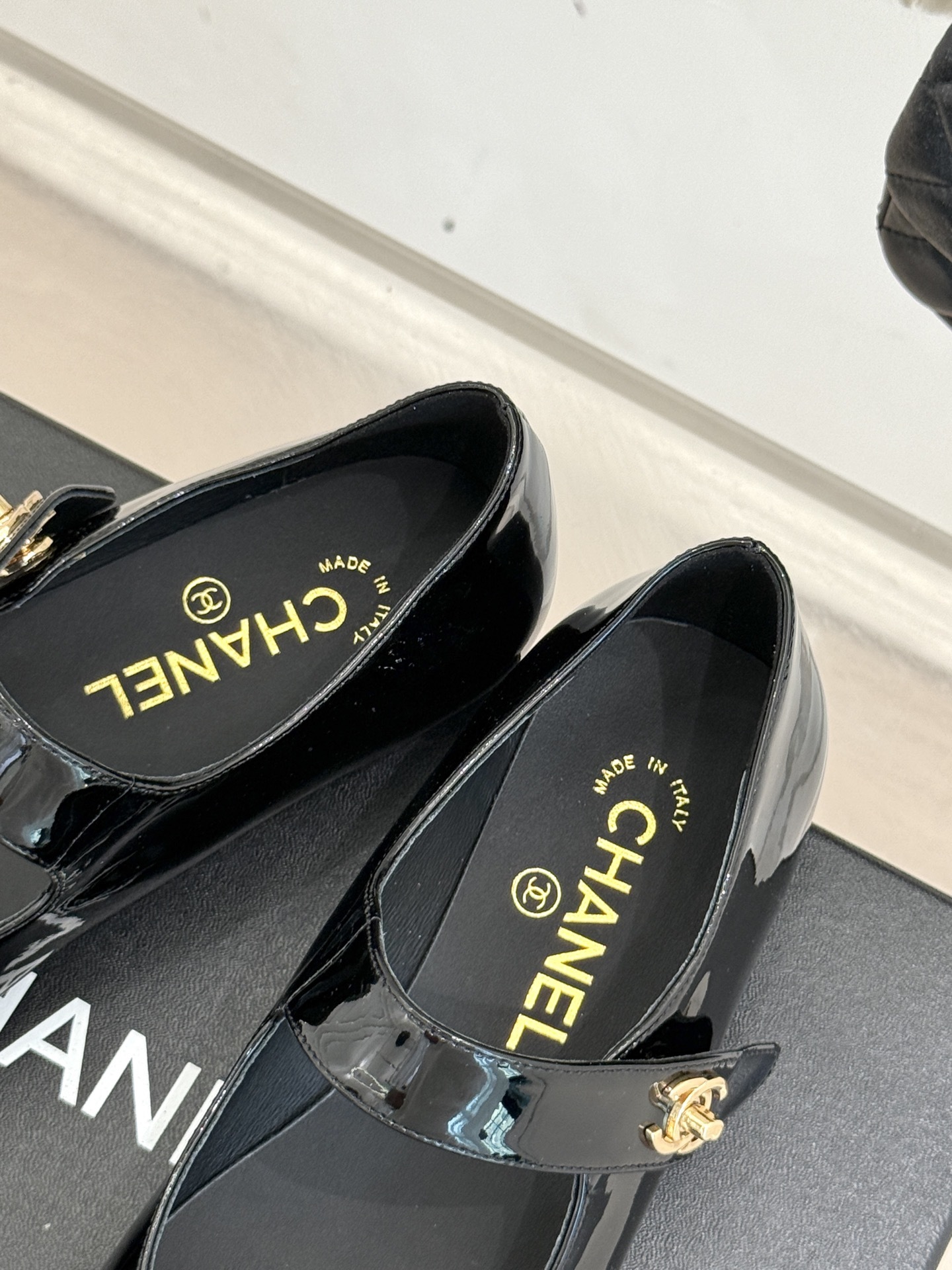 CHANE* |小香25。春夏新品书包扣
平底玛丽珍鞋
一眼万年!经典书包扣玛丽珍鞋
仿佛踏入了一个法