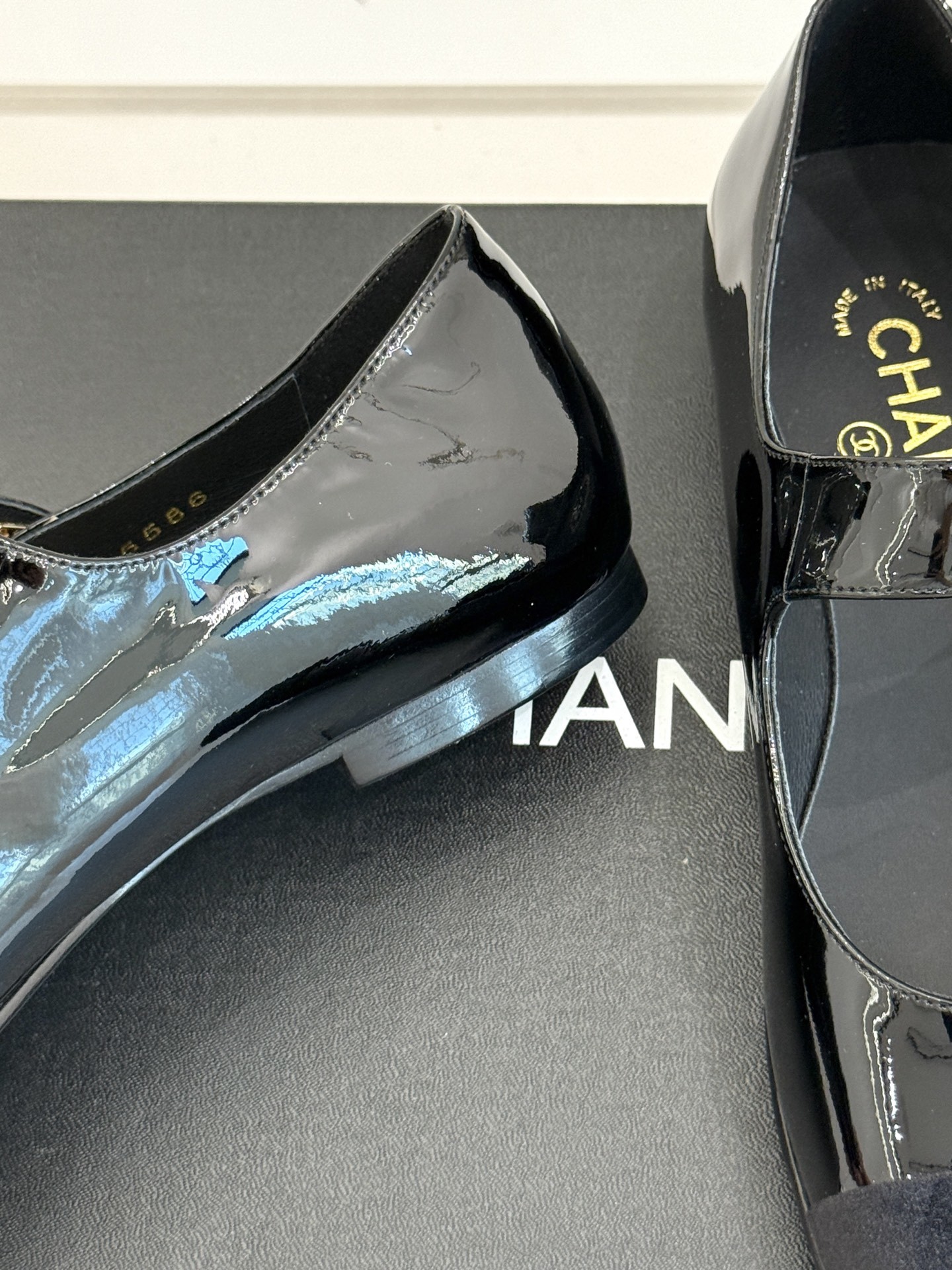 CHANE* |小香25。春夏新品书包扣
平底玛丽珍鞋
一眼万年!经典书包扣玛丽珍鞋
仿佛踏入了一个法