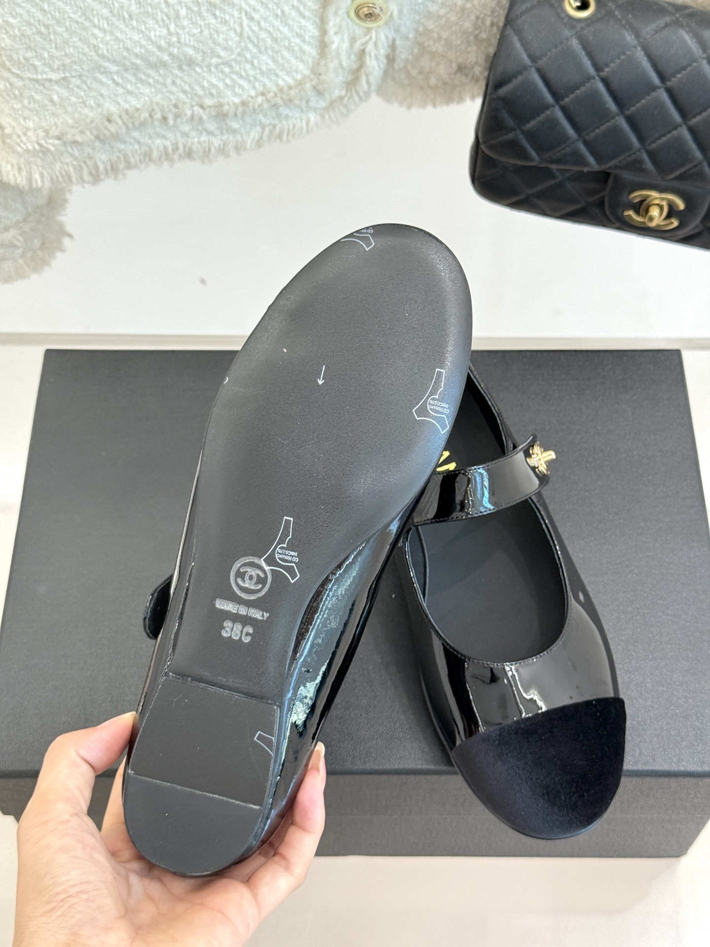 CHANE* |小香25。春夏新品书包扣
平底玛丽珍鞋
一眼万年!经典书包扣玛丽珍鞋
仿佛踏入了一个法