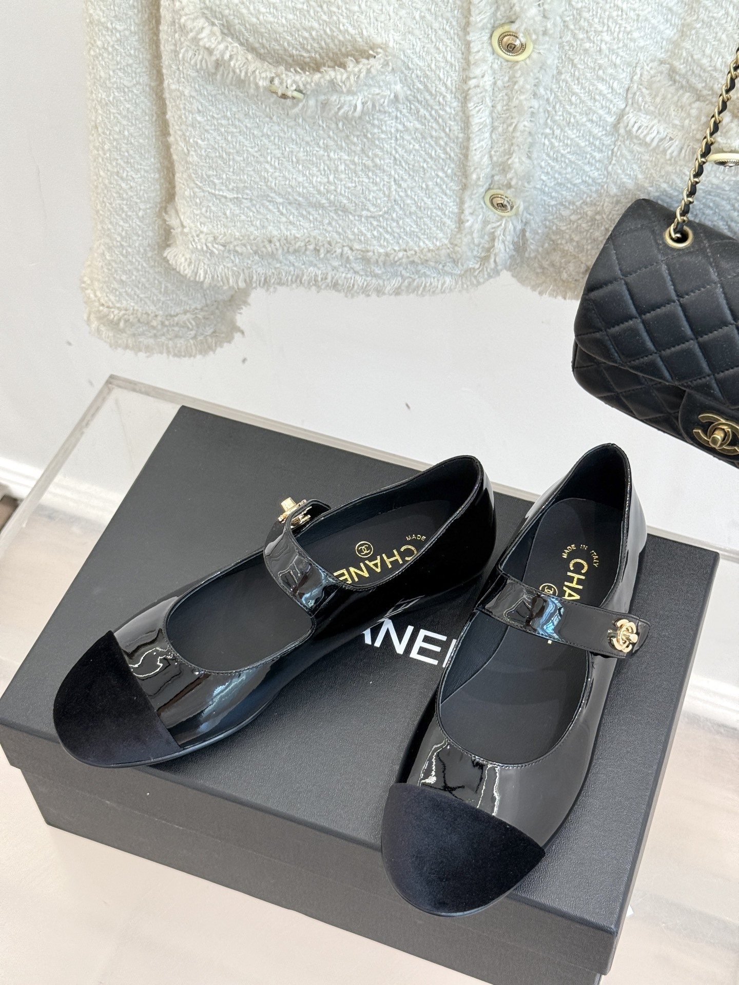 CHANE* |小香25。春夏新品书包扣
平底玛丽珍鞋
一眼万年!经典书包扣玛丽珍鞋
仿佛踏入了一个法