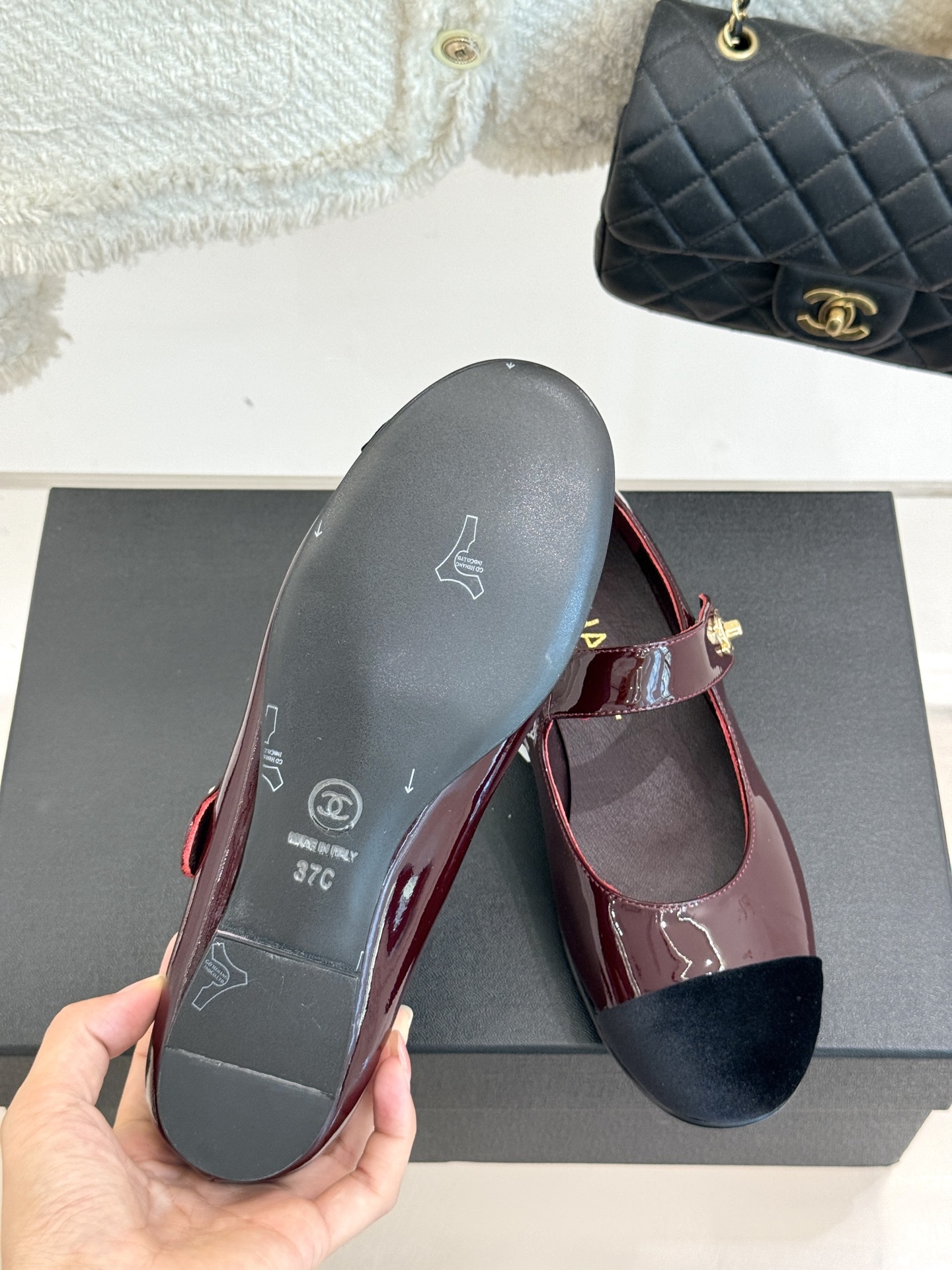 CHANE* |小香25。春夏新品书包扣
平底玛丽珍鞋
一眼万年!经典书包扣玛丽珍鞋
仿佛踏入了一个法