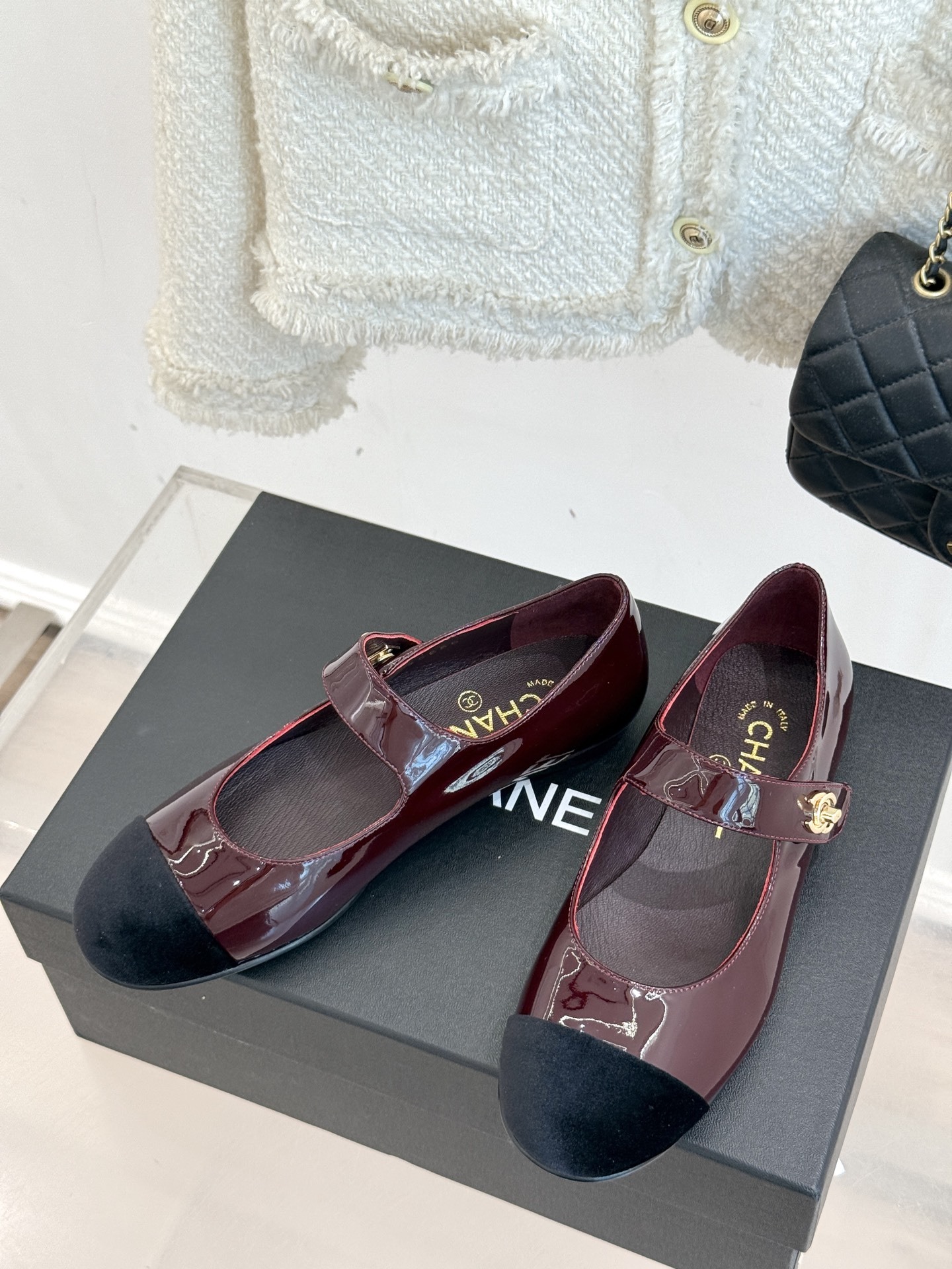 CHANE* |小香25。春夏新品书包扣
平底玛丽珍鞋
一眼万年!经典书包扣玛丽珍鞋
仿佛踏入了一个法
