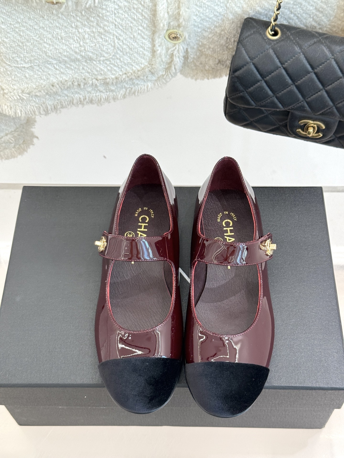 CHANE* |小香25。春夏新品书包扣
平底玛丽珍鞋
一眼万年!经典书包扣玛丽珍鞋
仿佛踏入了一个法