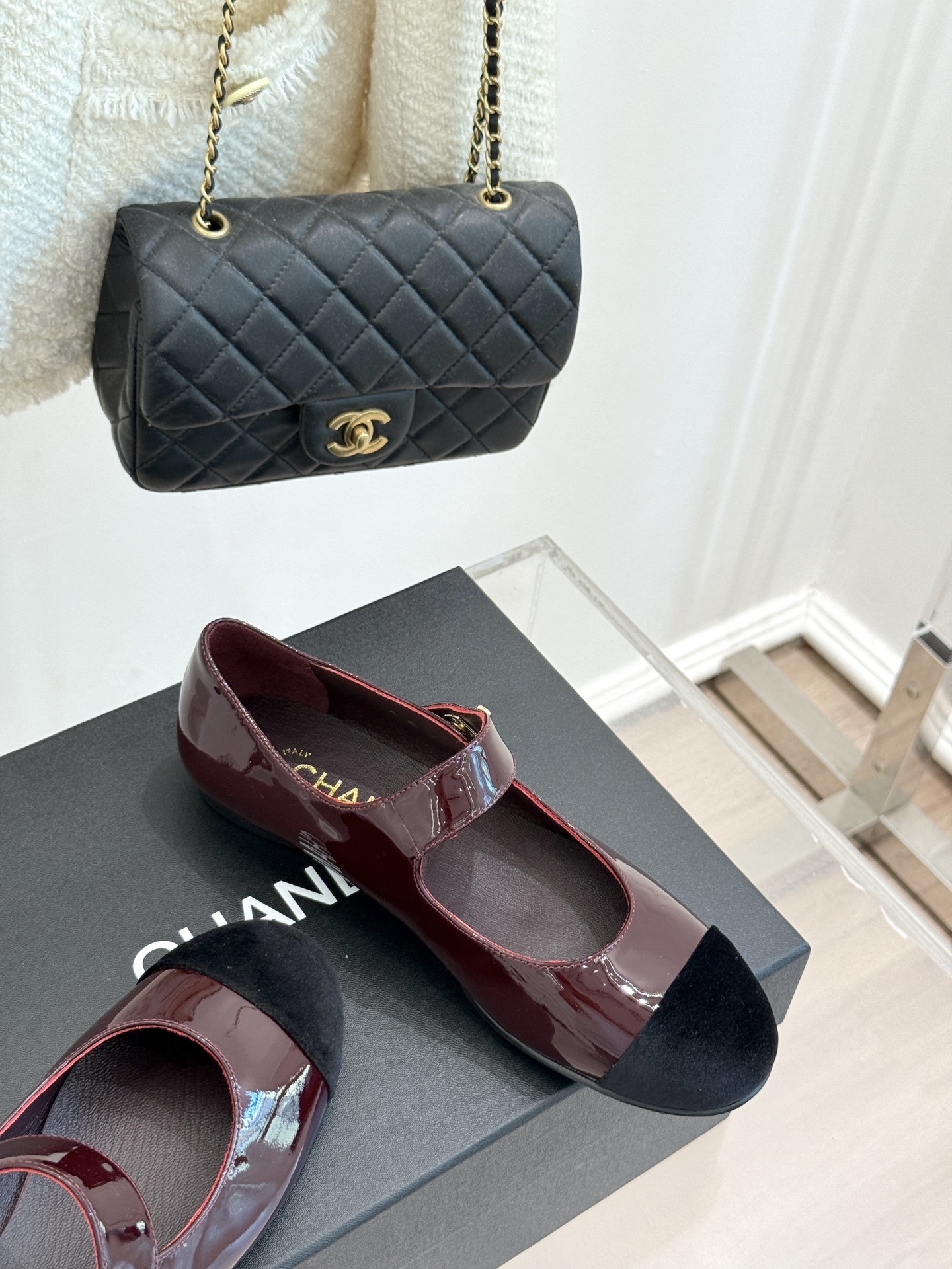 CHANE* |小香25。春夏新品书包扣
平底玛丽珍鞋
一眼万年!经典书包扣玛丽珍鞋
仿佛踏入了一个法