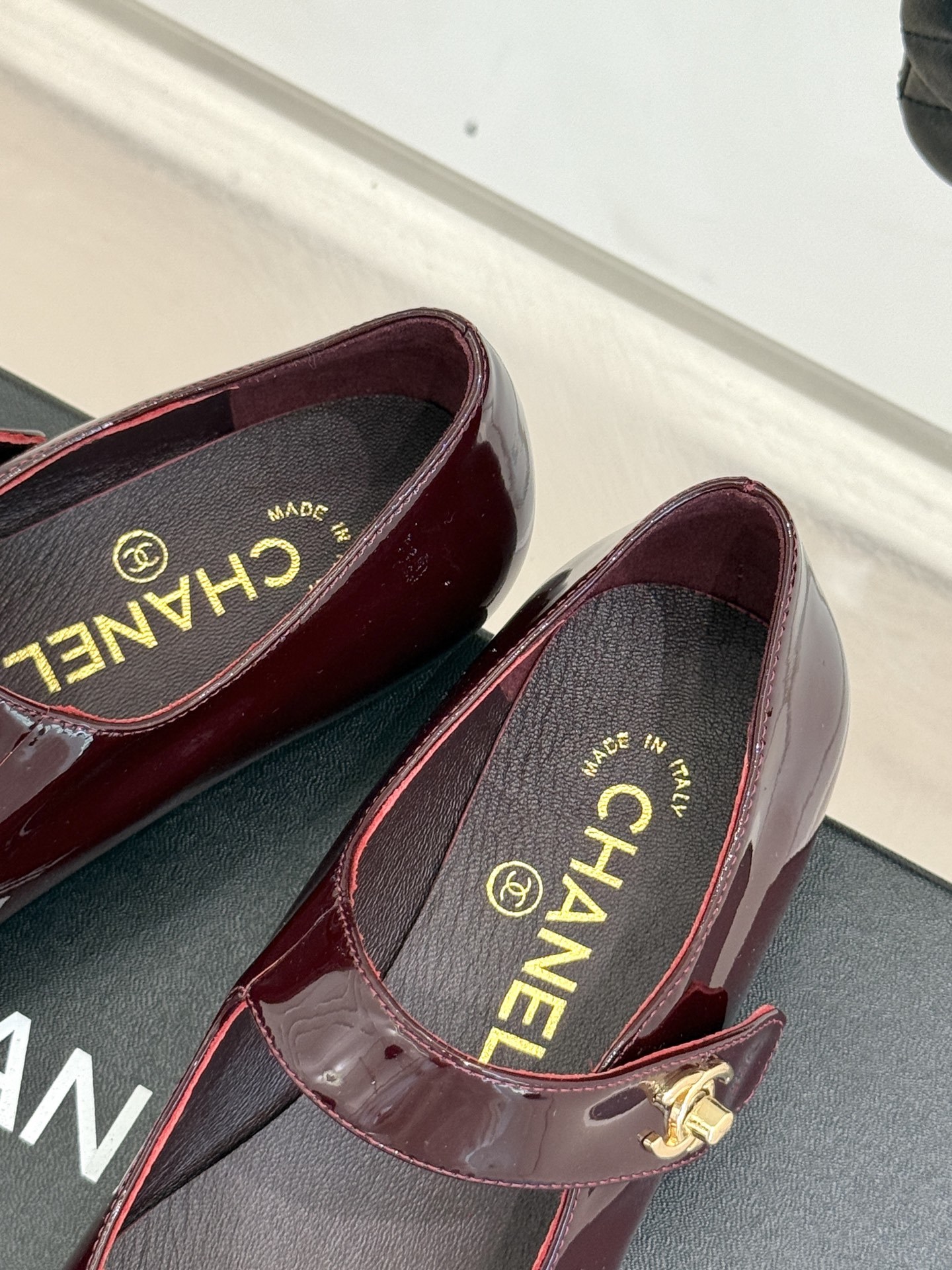 CHANE* |小香25。春夏新品书包扣
平底玛丽珍鞋
一眼万年!经典书包扣玛丽珍鞋
仿佛踏入了一个法