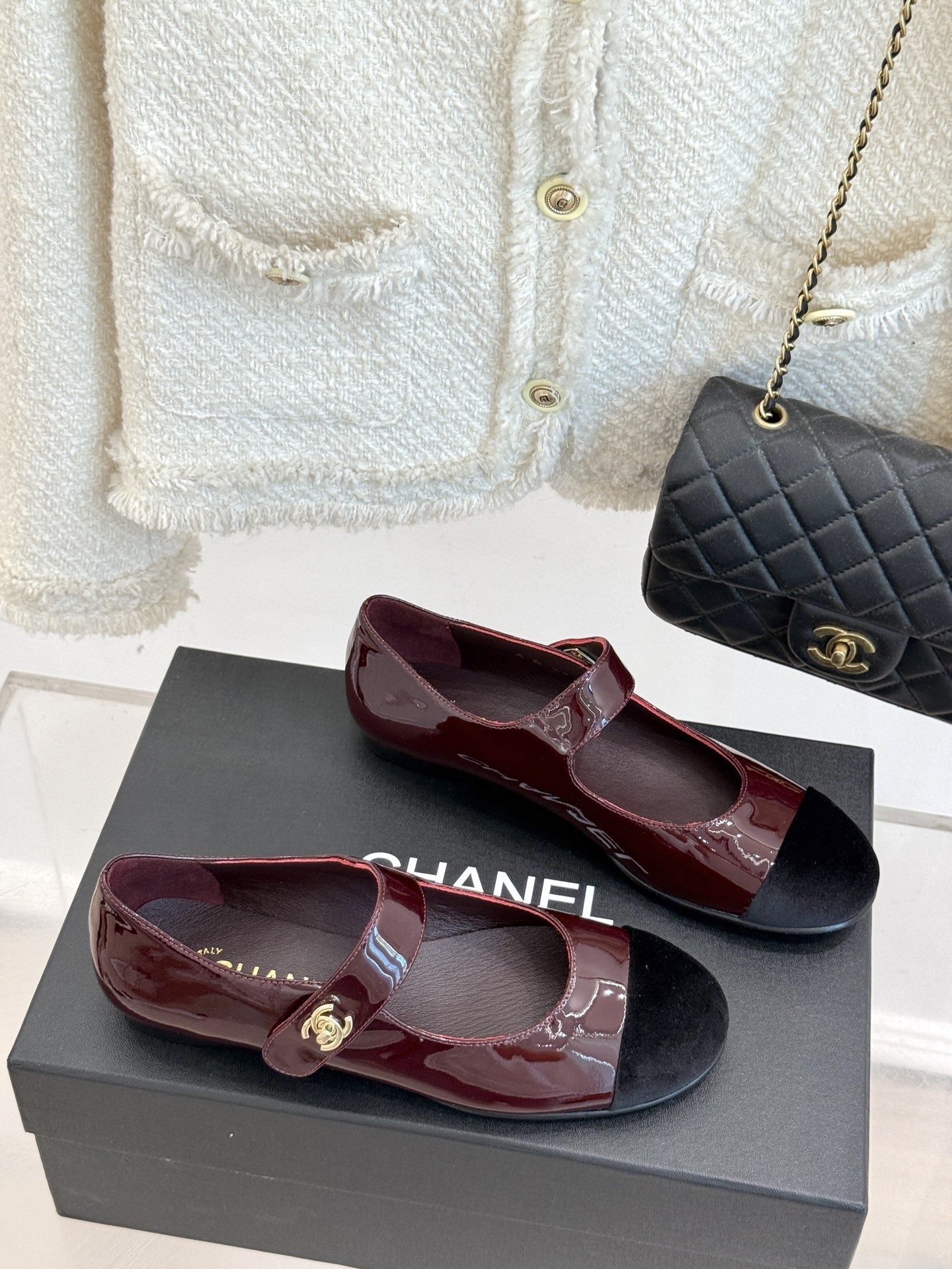CHANE* |小香25。春夏新品书包扣
平底玛丽珍鞋
一眼万年!经典书包扣玛丽珍鞋
仿佛踏入了一个法
