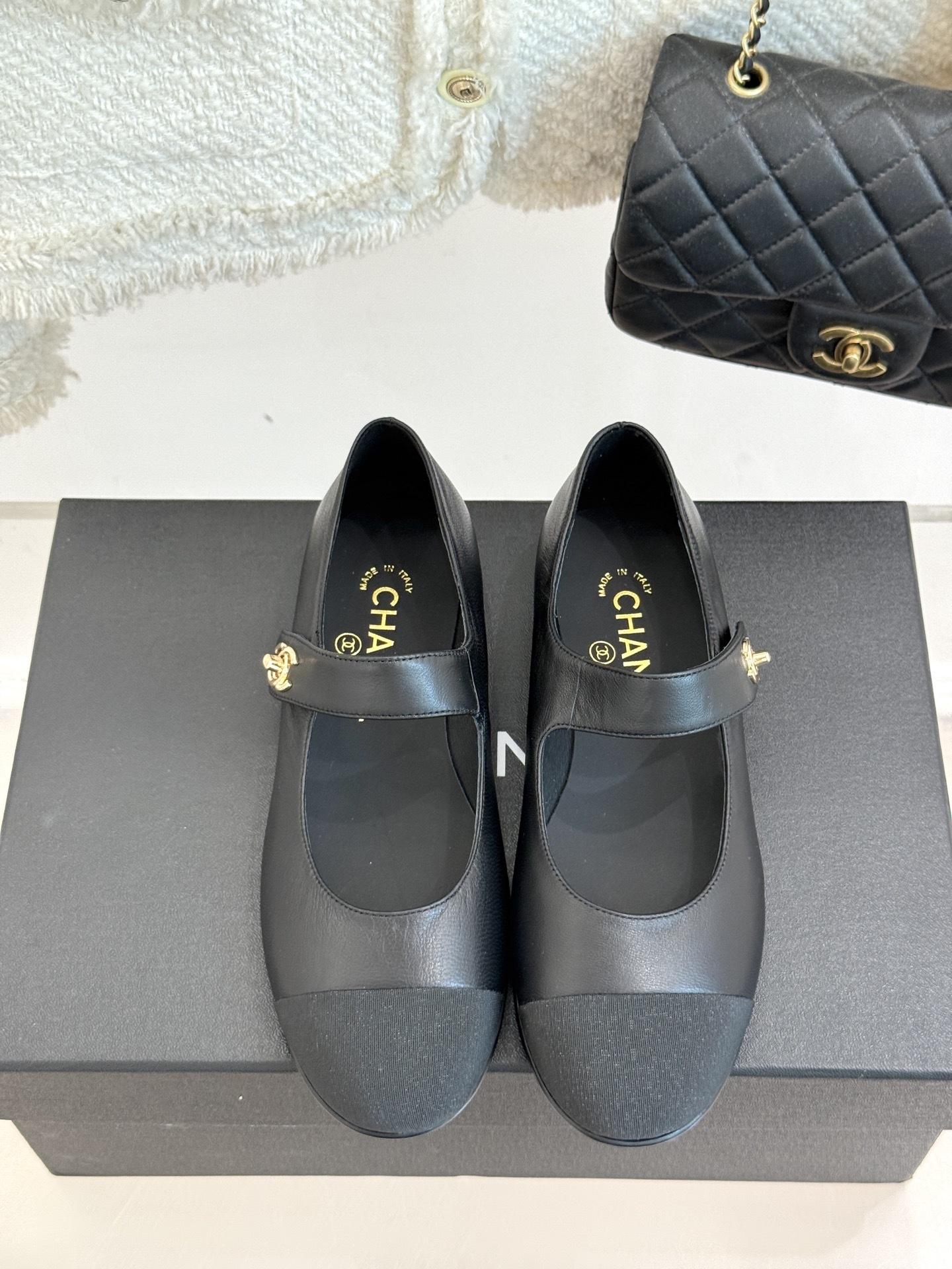 CHANE* |小香25。春夏新品书包扣
平底玛丽珍鞋
一眼万年!经典书包扣玛丽珍鞋
仿佛踏入了一个法