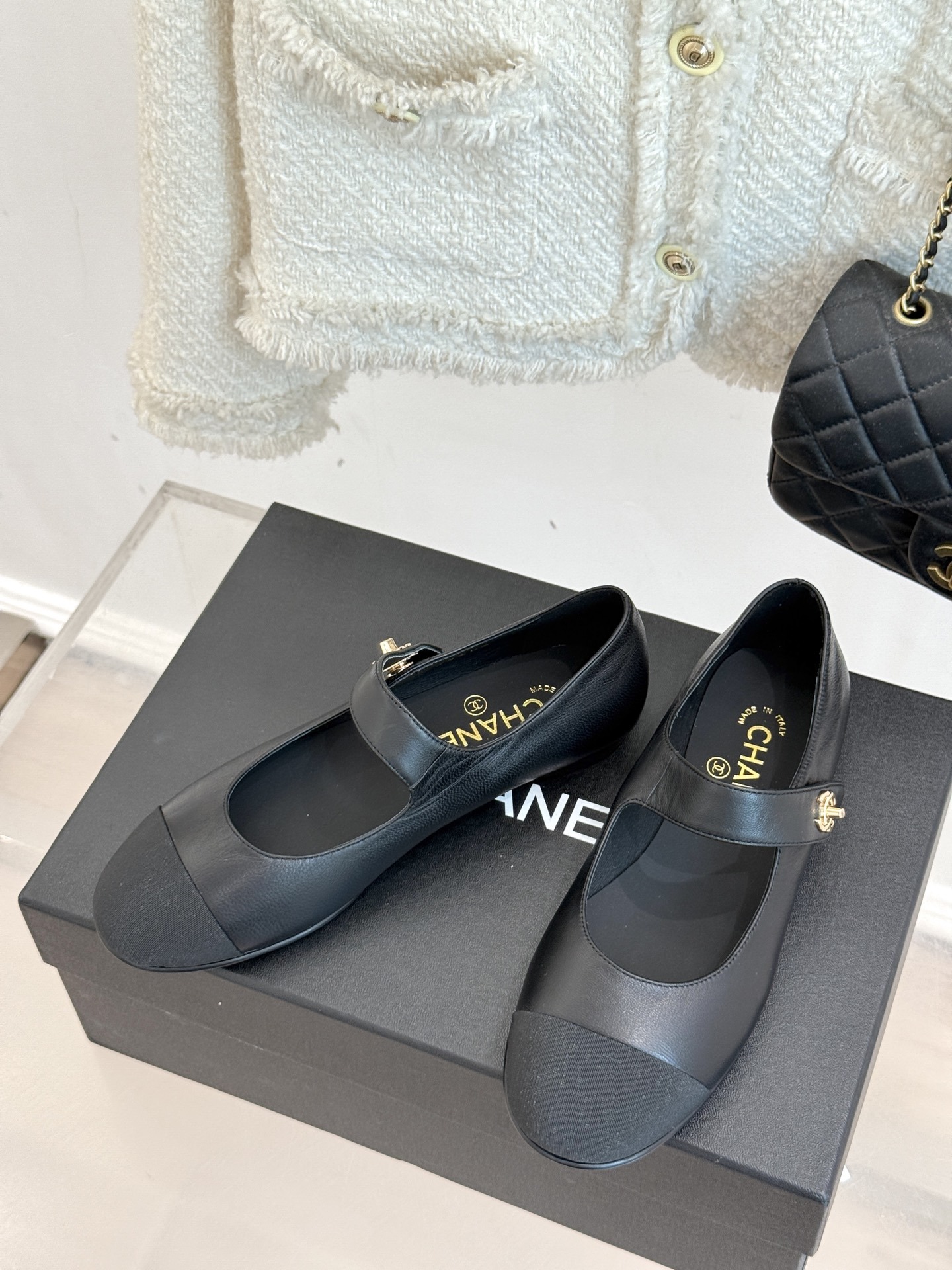 CHANE* |小香25。春夏新品书包扣
平底玛丽珍鞋
一眼万年!经典书包扣玛丽珍鞋
仿佛踏入了一个法