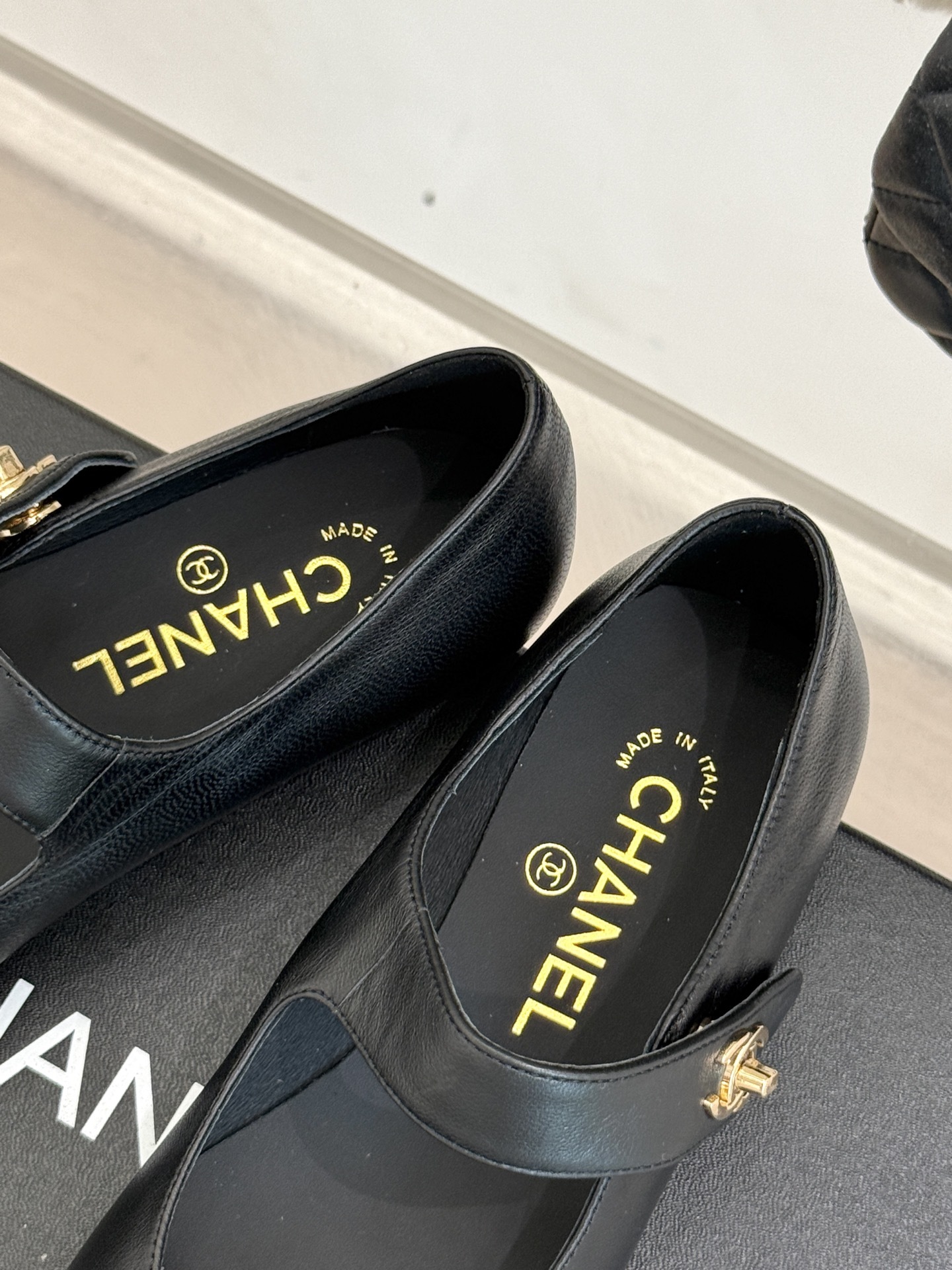 CHANE* |小香25。春夏新品书包扣
平底玛丽珍鞋
一眼万年!经典书包扣玛丽珍鞋
仿佛踏入了一个法