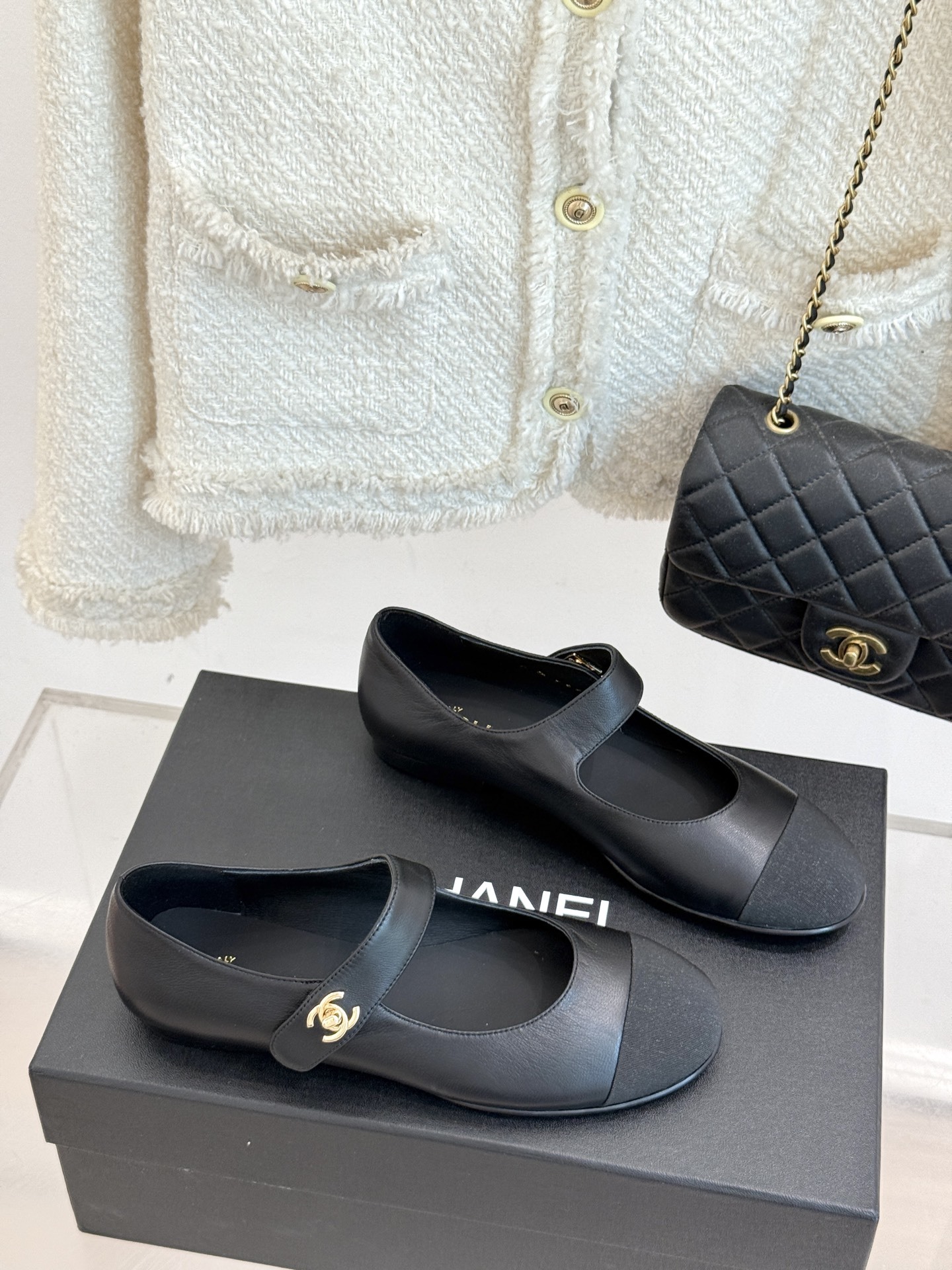 CHANE* |小香25。春夏新品书包扣
平底玛丽珍鞋
一眼万年!经典书包扣玛丽珍鞋
仿佛踏入了一个法