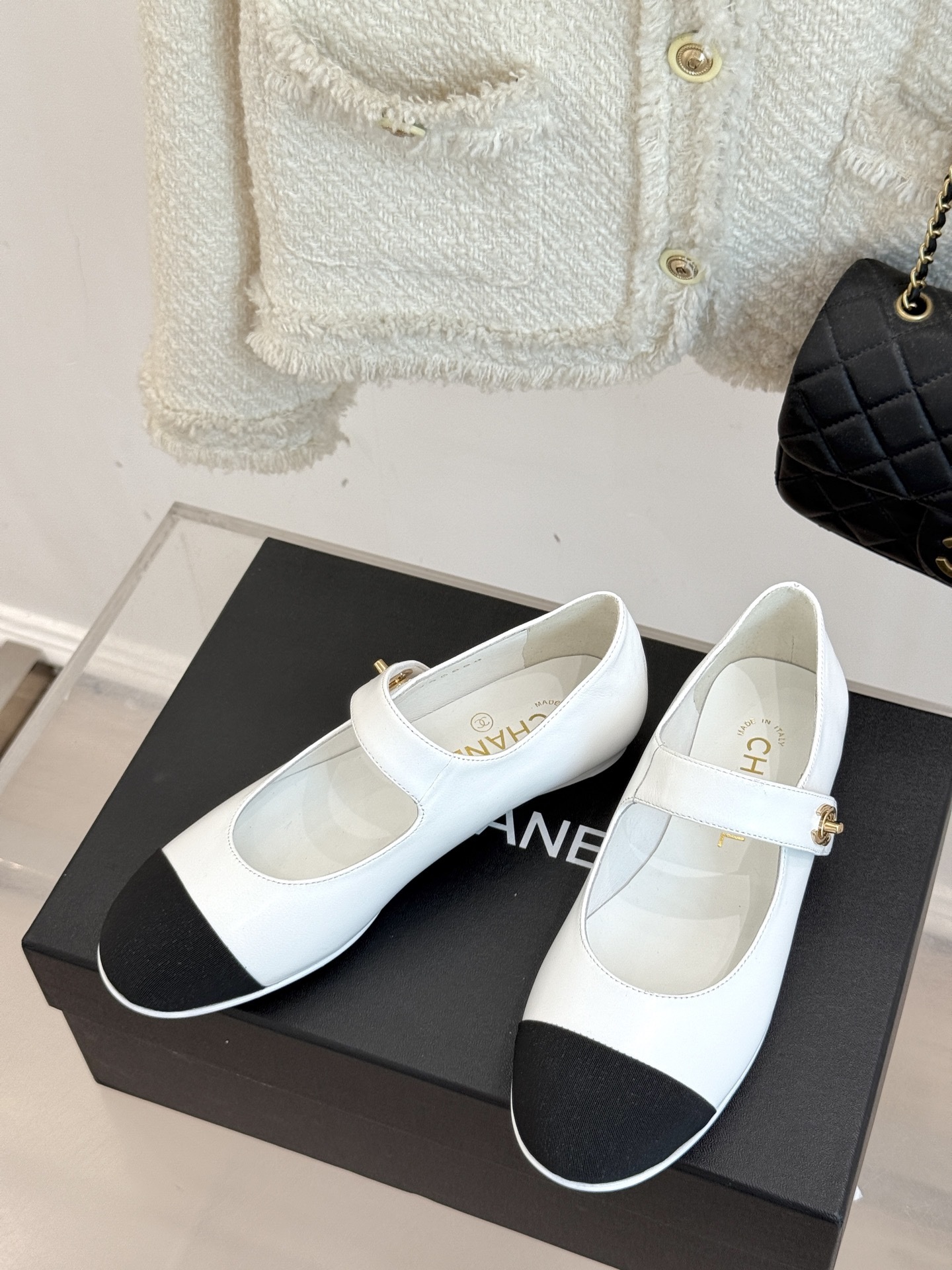 CHANE* |小香25。春夏新品书包扣
平底玛丽珍鞋
一眼万年!经典书包扣玛丽珍鞋
仿佛踏入了一个法