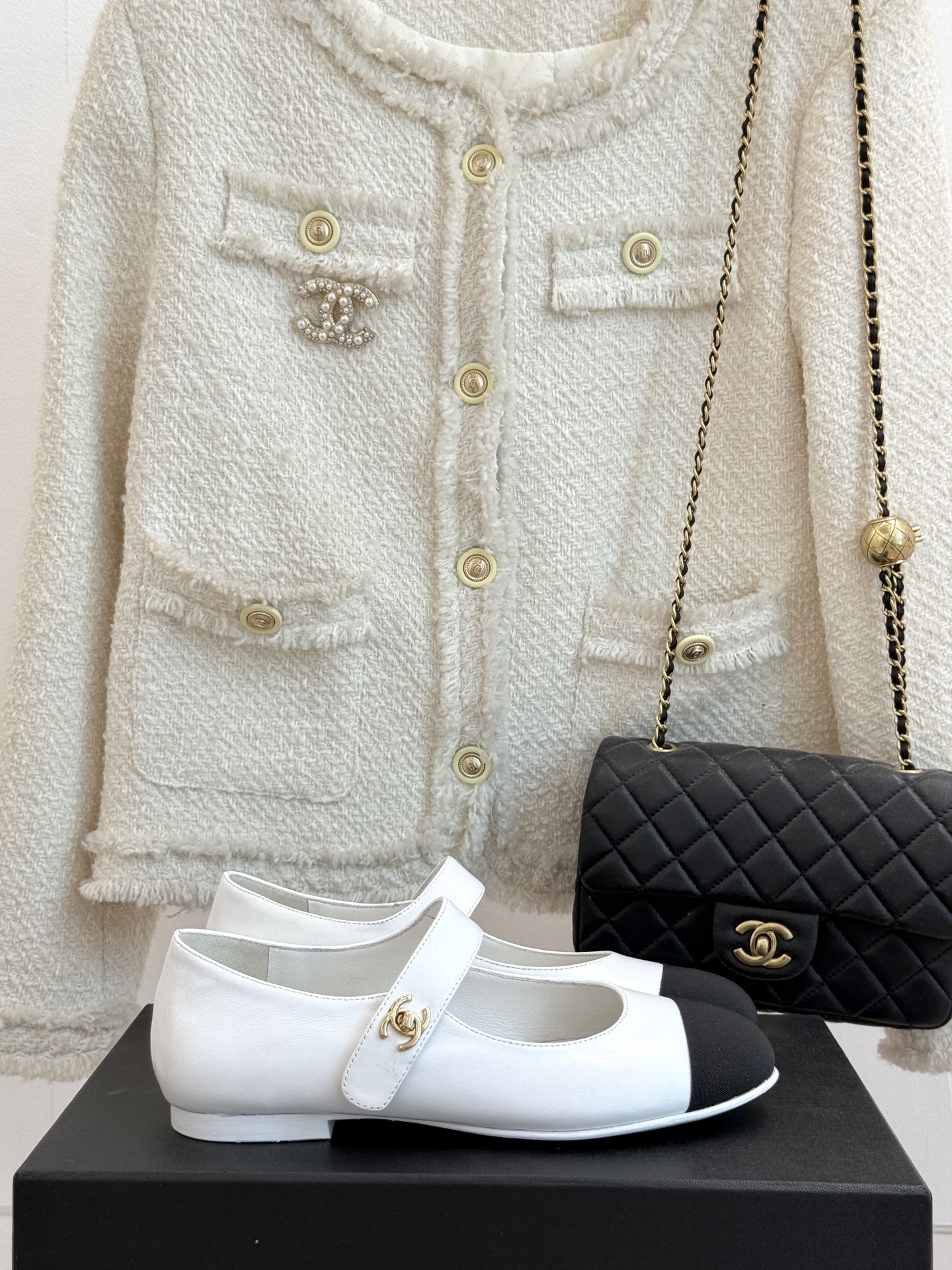 CHANE* |小香25。春夏新品书包扣
平底玛丽珍鞋
一眼万年!经典书包扣玛丽珍鞋
仿佛踏入了一个法