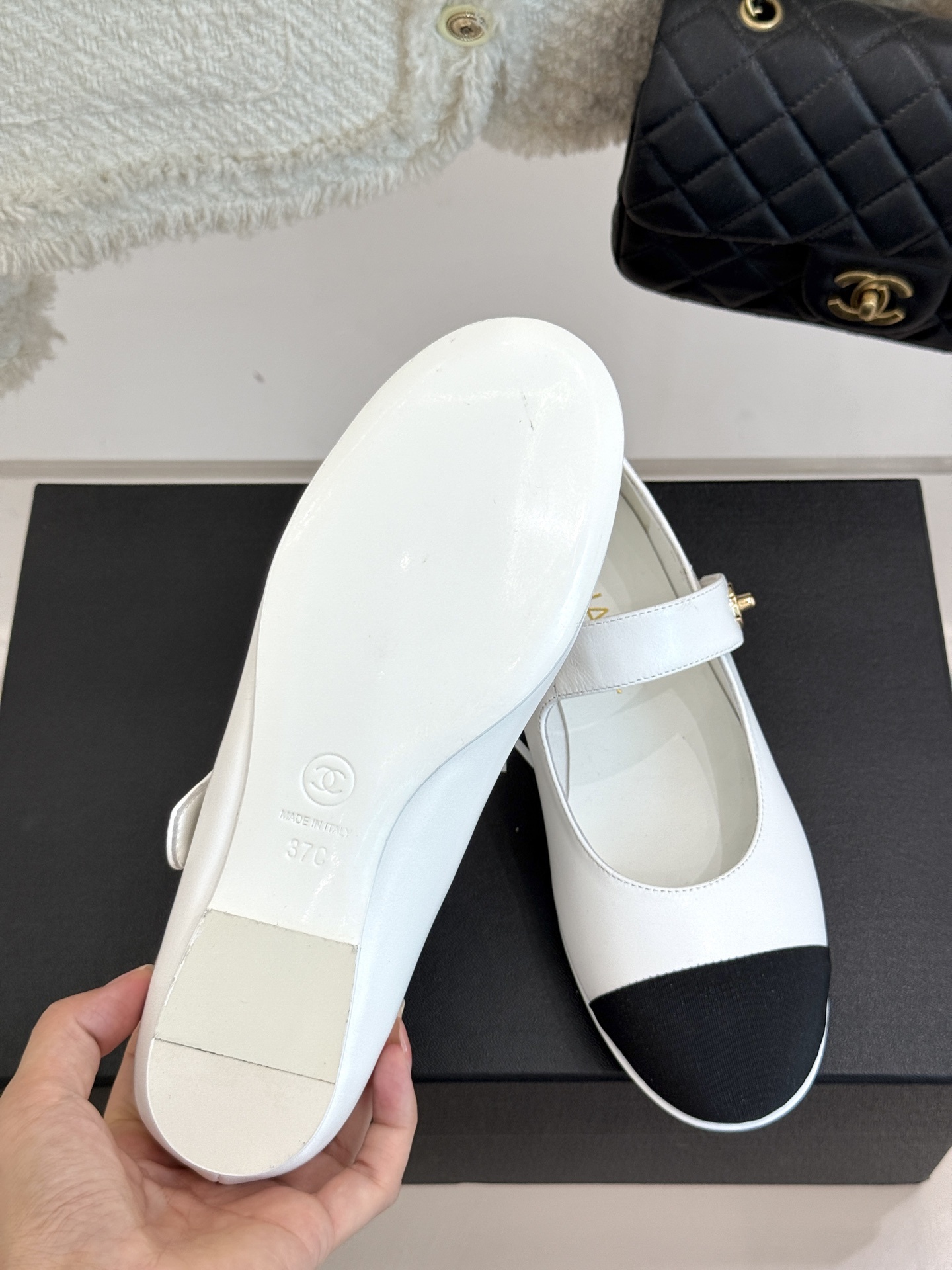 CHANE* |小香25。春夏新品书包扣
平底玛丽珍鞋
一眼万年!经典书包扣玛丽珍鞋
仿佛踏入了一个法