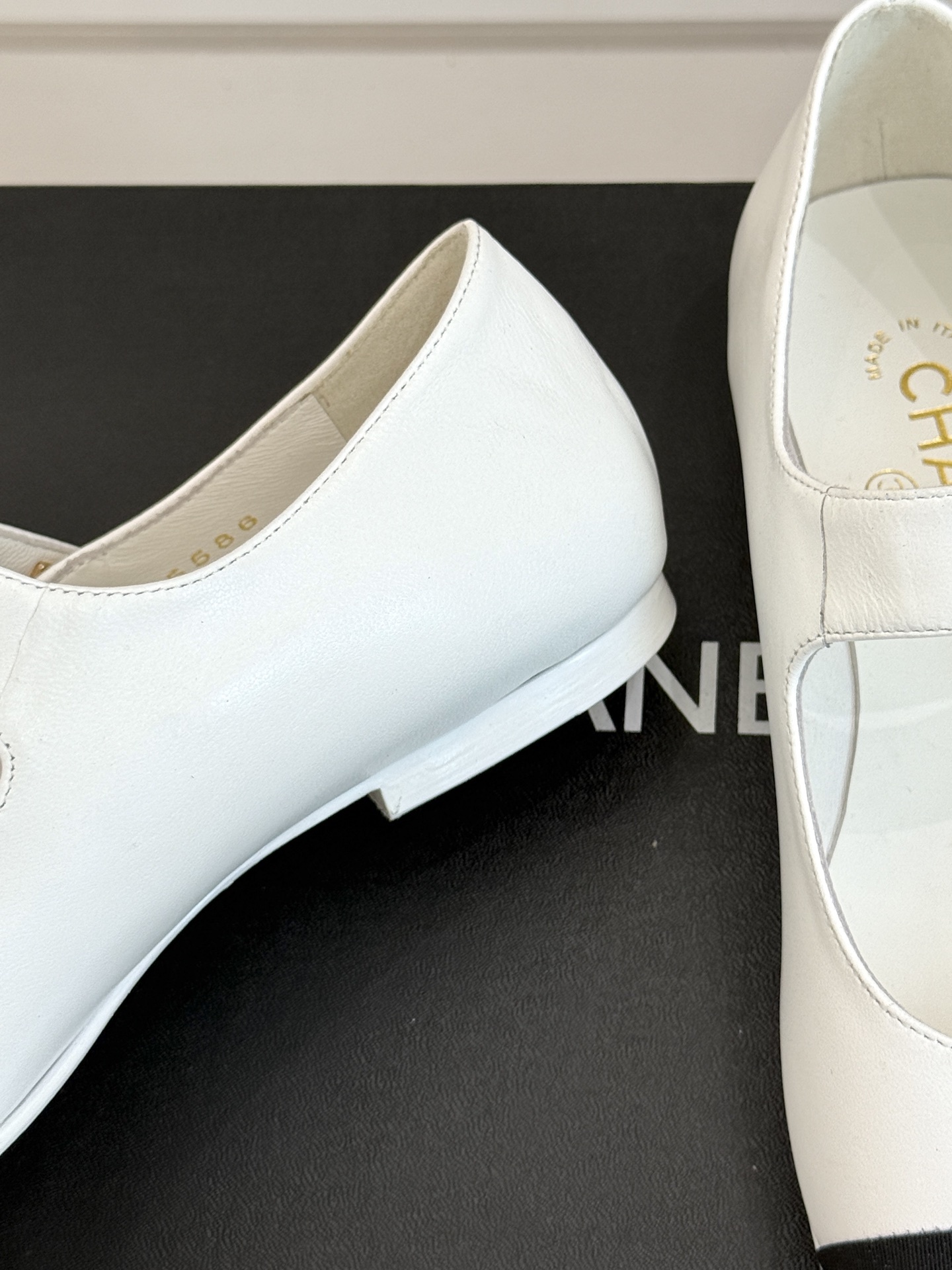 CHANE* |小香25。春夏新品书包扣
平底玛丽珍鞋
一眼万年!经典书包扣玛丽珍鞋
仿佛踏入了一个法