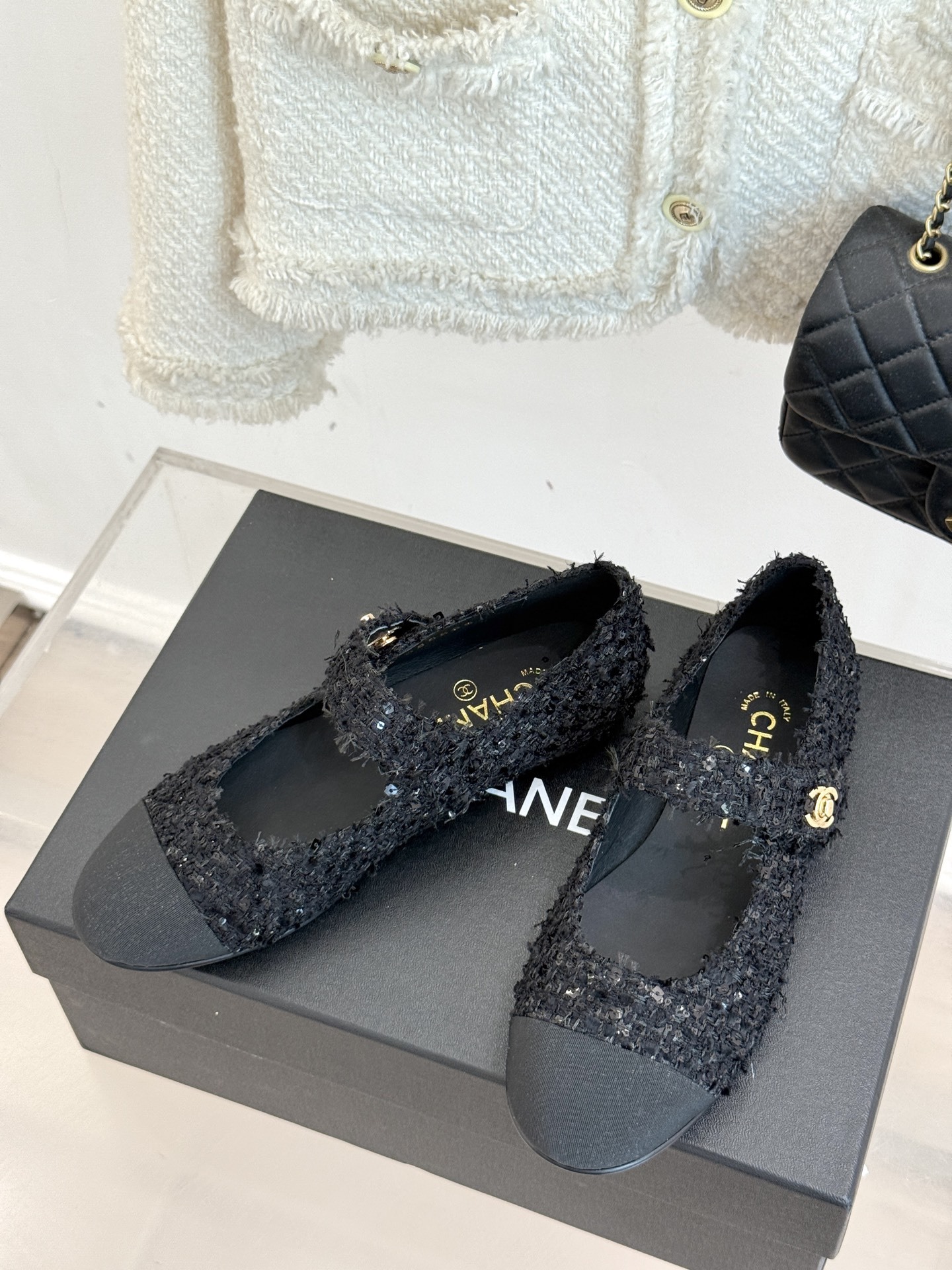 CHANE* |小香25。春夏新品书包扣
平底玛丽珍鞋
一眼万年!经典书包扣玛丽珍鞋
仿佛踏入了一个法