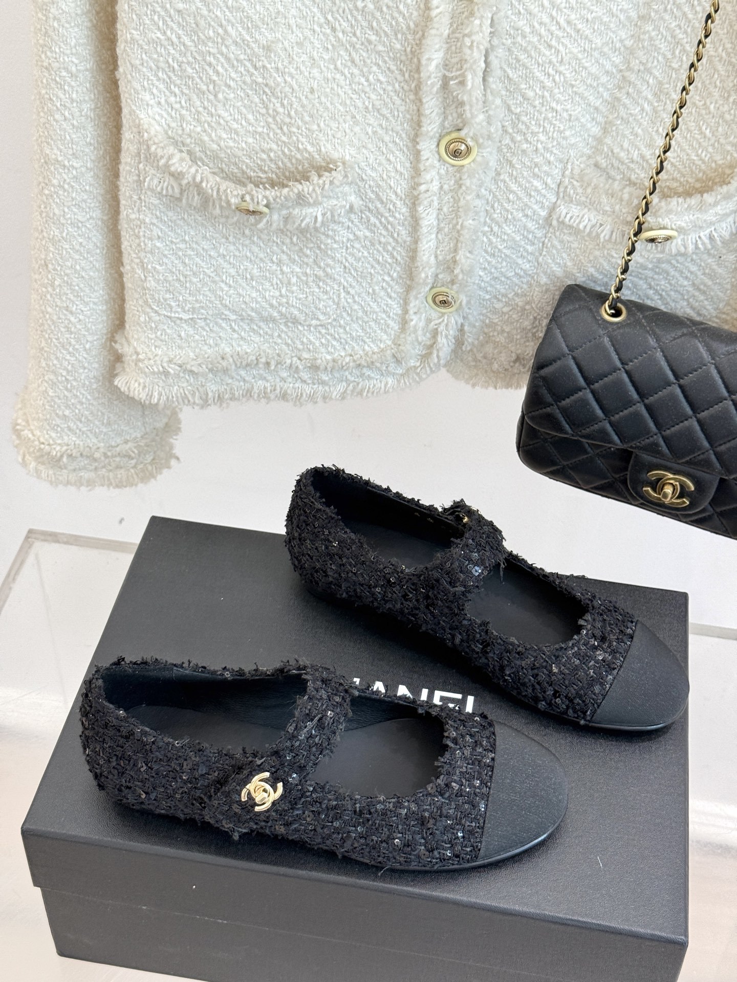 CHANE* |小香25。春夏新品书包扣
平底玛丽珍鞋
一眼万年!经典书包扣玛丽珍鞋
仿佛踏入了一个法