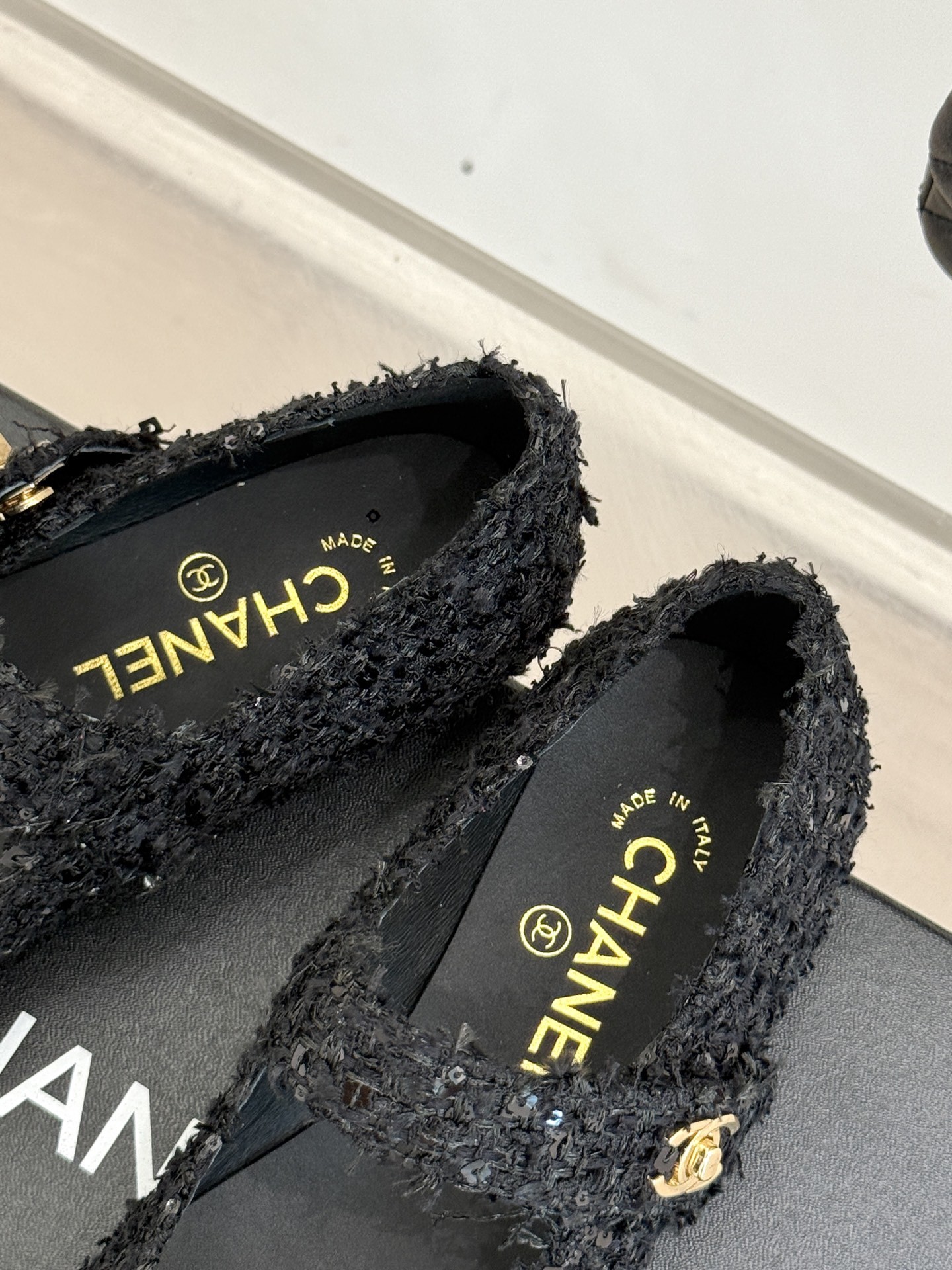 CHANE* |小香25。春夏新品书包扣
平底玛丽珍鞋
一眼万年!经典书包扣玛丽珍鞋
仿佛踏入了一个法