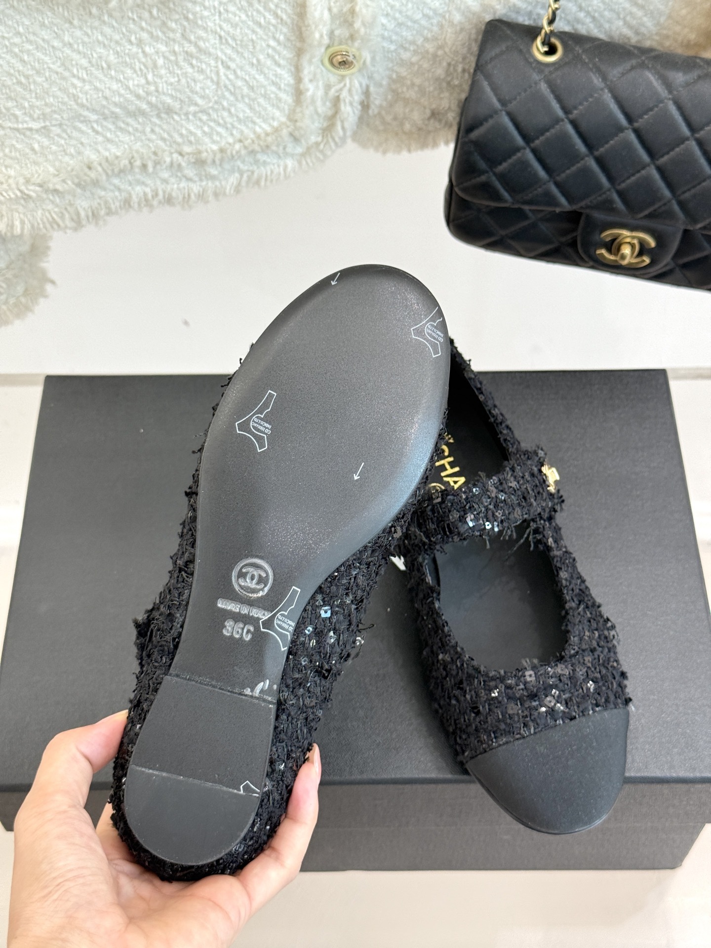 CHANE* |小香25。春夏新品书包扣
平底玛丽珍鞋
一眼万年!经典书包扣玛丽珍鞋
仿佛踏入了一个法
