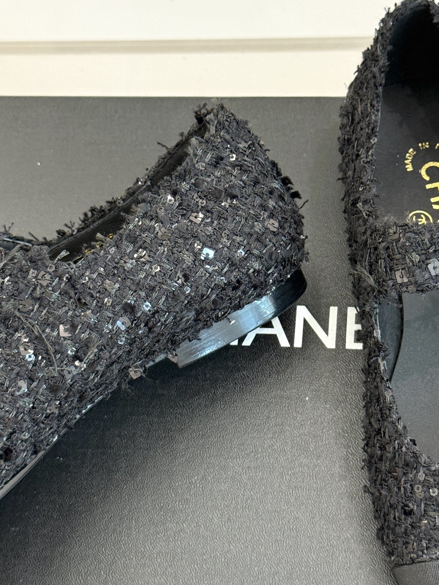 CHANE* |小香25。春夏新品书包扣
平底玛丽珍鞋
一眼万年!经典书包扣玛丽珍鞋
仿佛踏入了一个法