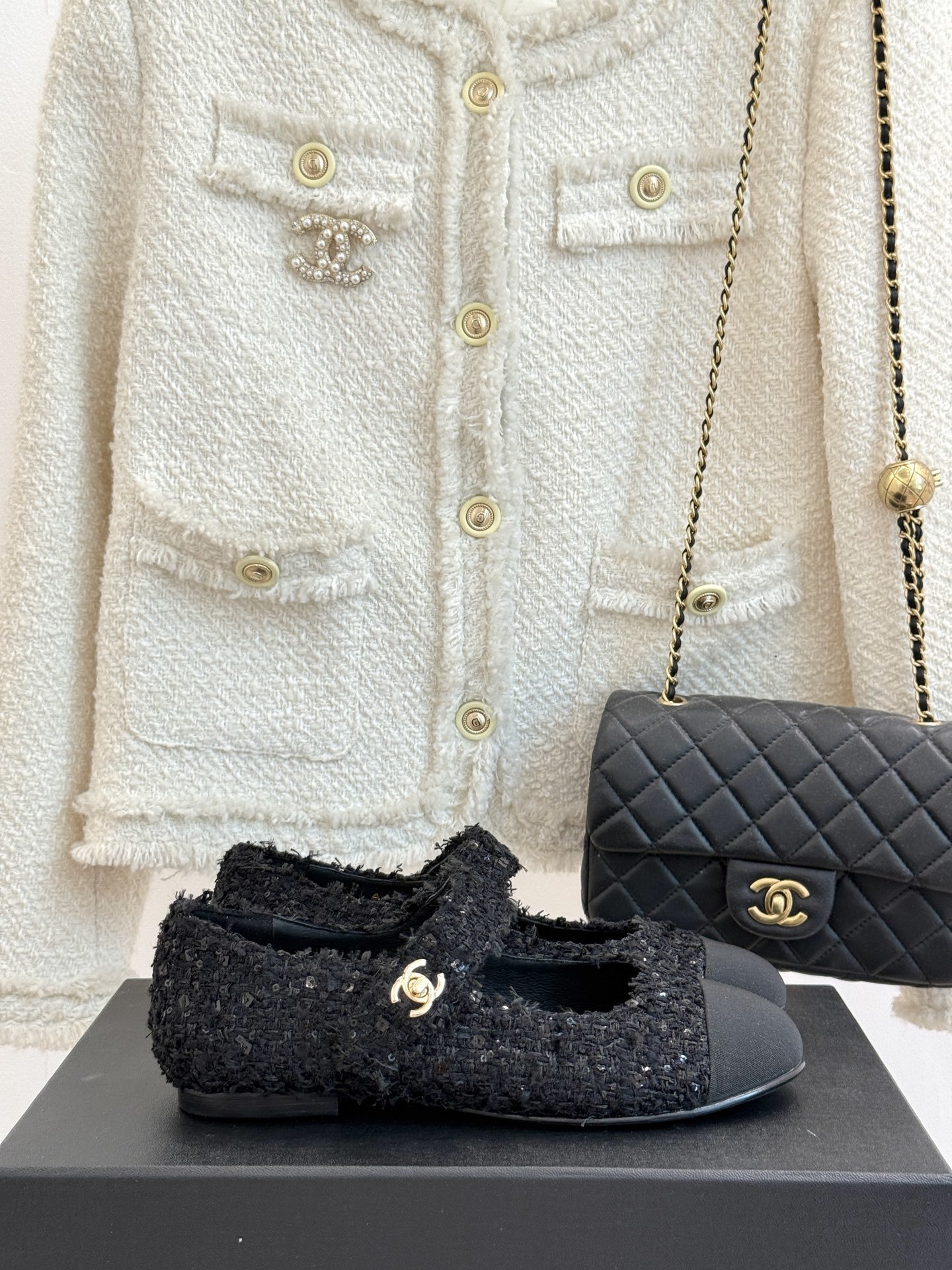 CHANE* |小香25。春夏新品书包扣
平底玛丽珍鞋
一眼万年!经典书包扣玛丽珍鞋
仿佛踏入了一个法