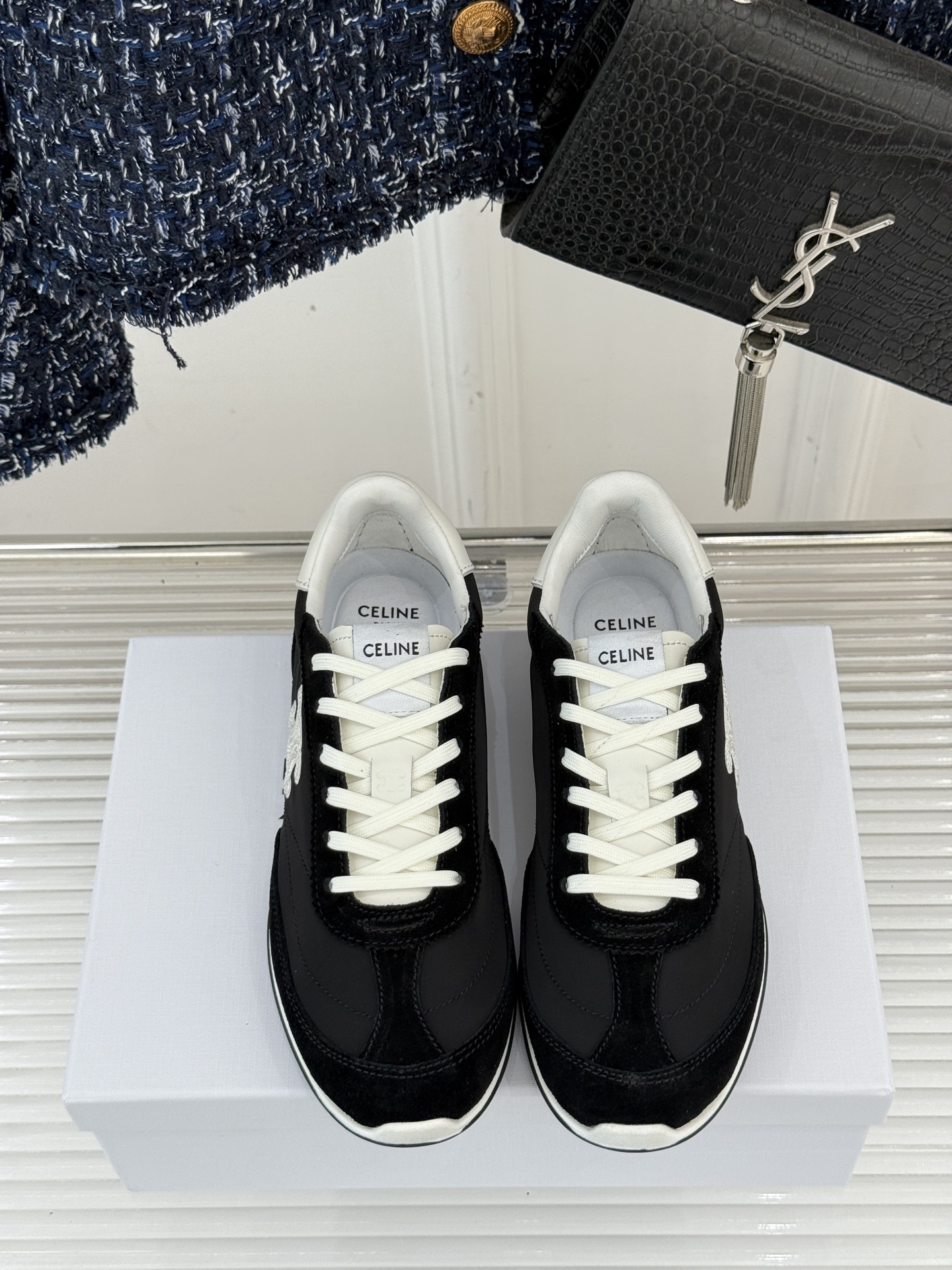 
CELINE/赛琳25ss新品复古
德训鞋运动鞋
一眼万年的 谁穿谁爱
简直是时尚界的天花板
简约设计