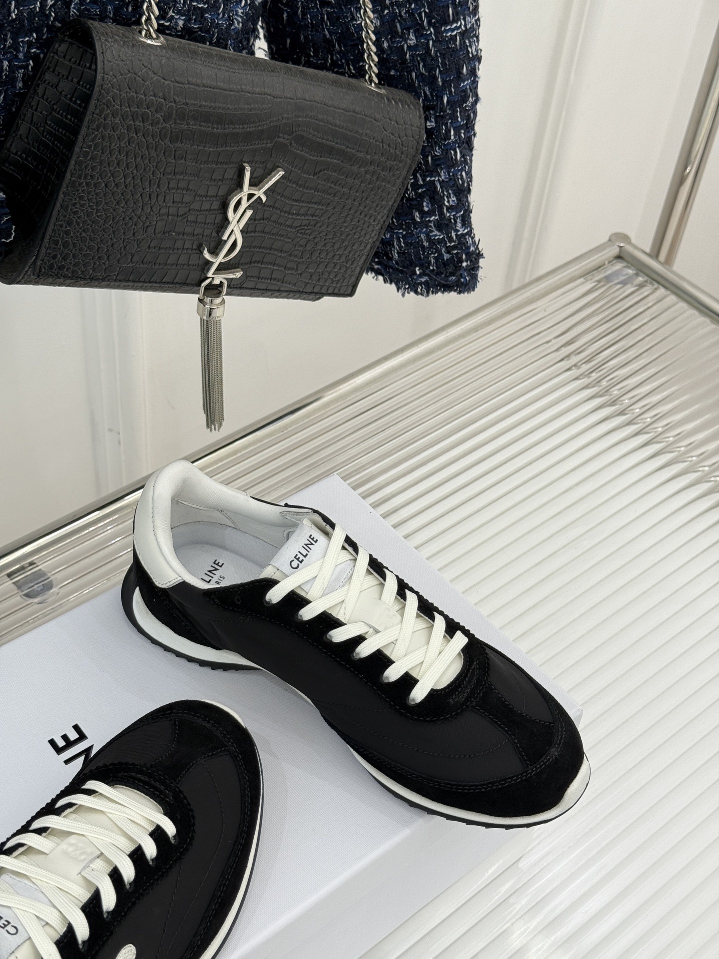 
CELINE/赛琳25ss新品复古
德训鞋运动鞋
一眼万年的 谁穿谁爱
简直是时尚界的天花板
简约设计