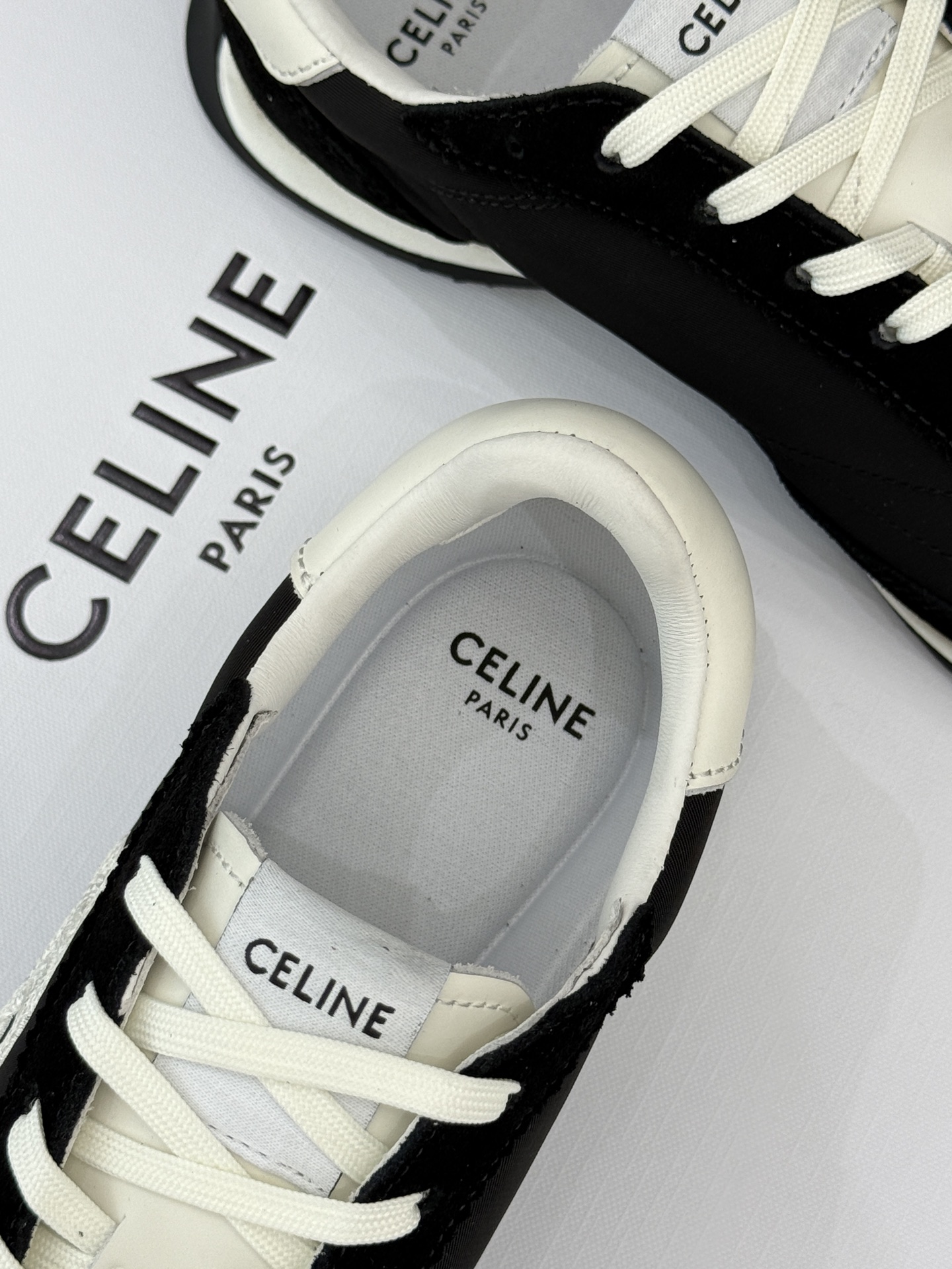 
CELINE/赛琳25ss新品复古
德训鞋运动鞋
一眼万年的 谁穿谁爱
简直是时尚界的天花板
简约设计
