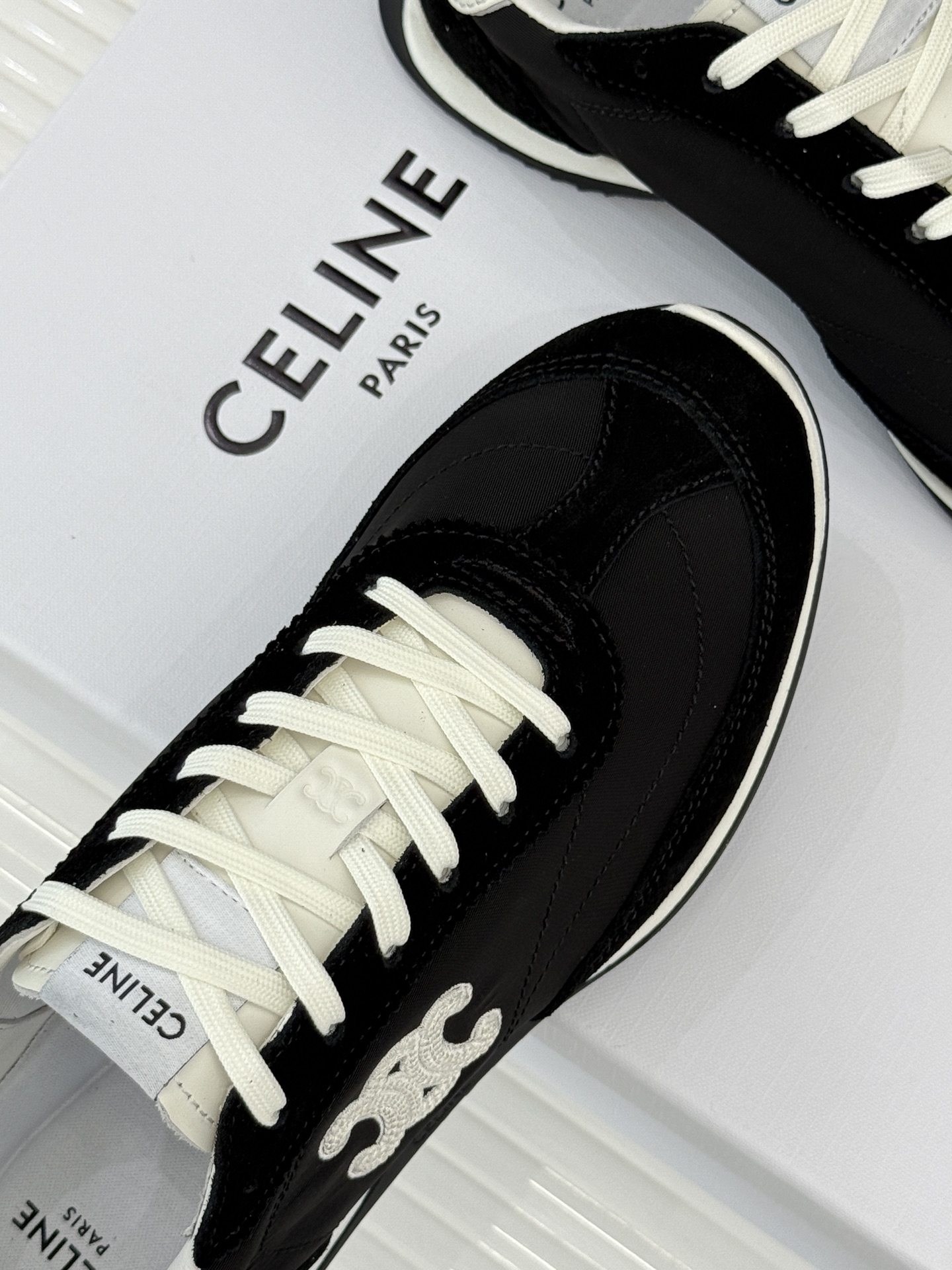 
CELINE/赛琳25ss新品复古
德训鞋运动鞋
一眼万年的 谁穿谁爱
简直是时尚界的天花板
简约设计