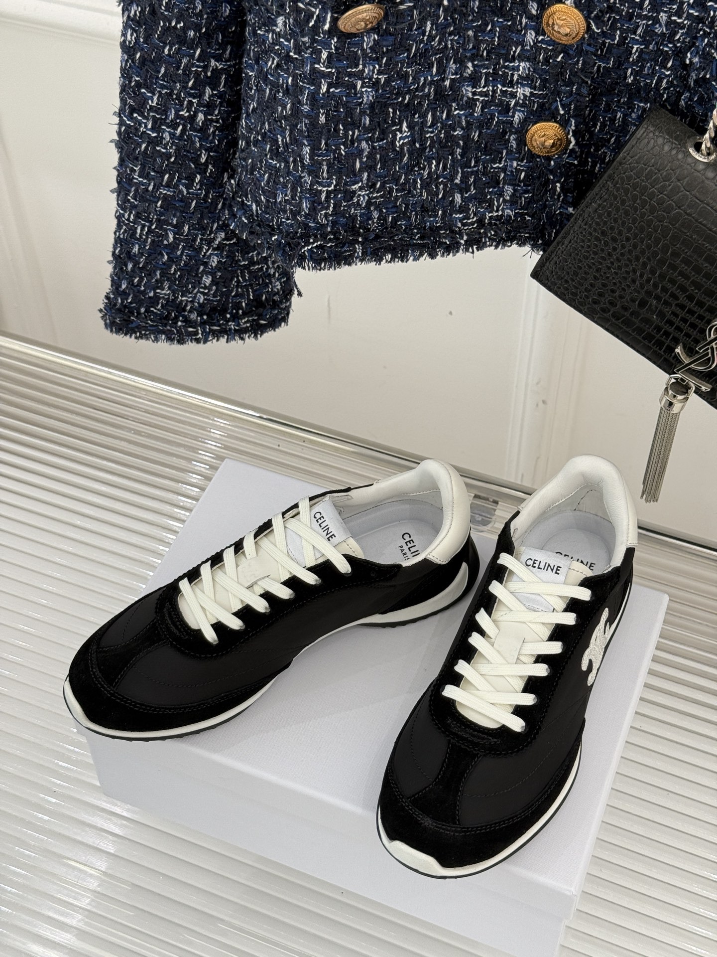 
CELINE/赛琳25ss新品复古
德训鞋运动鞋
一眼万年的 谁穿谁爱
简直是时尚界的天花板
简约设计