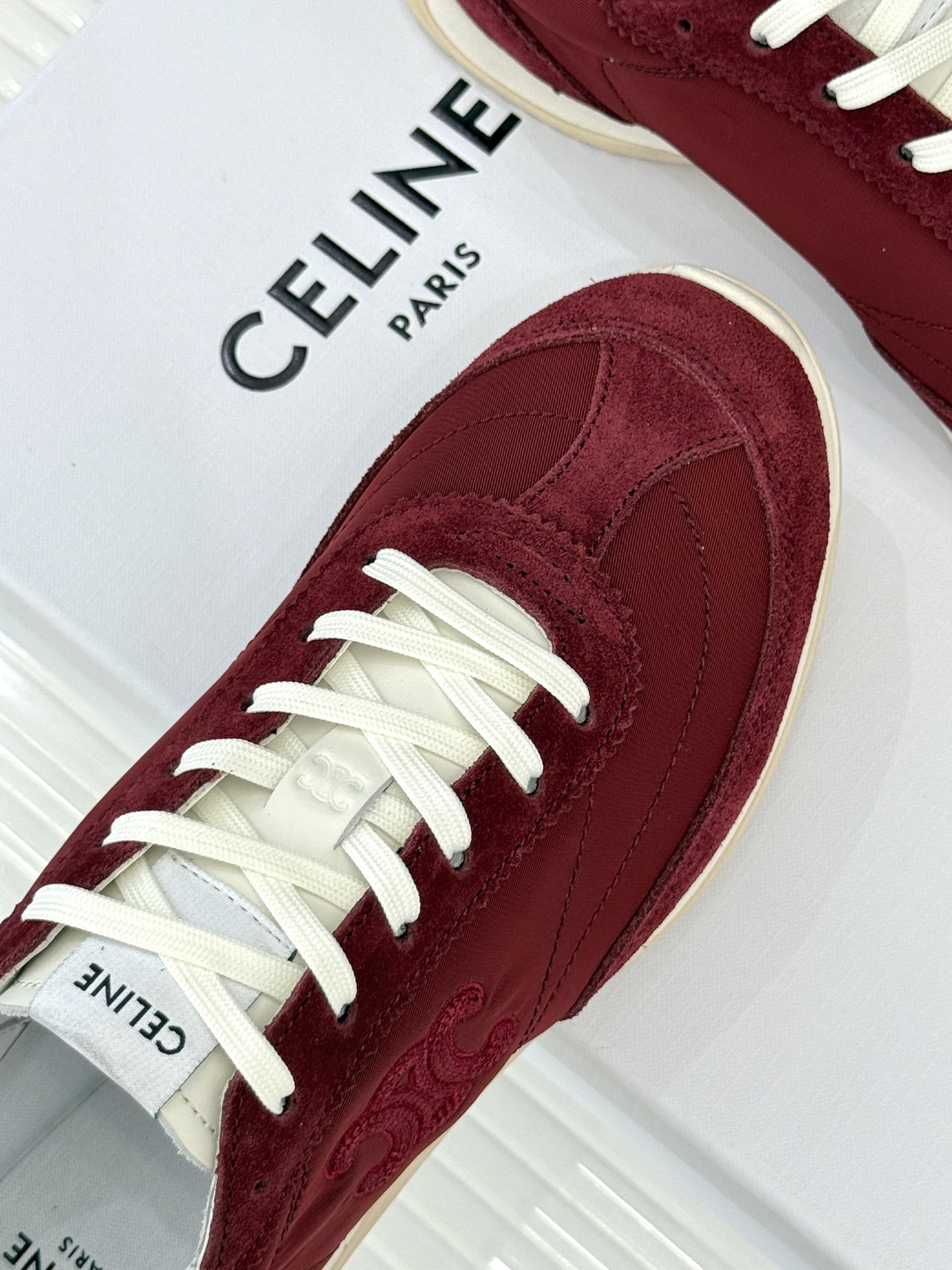 
CELINE/赛琳25ss新品复古
德训鞋运动鞋
一眼万年的 谁穿谁爱
简直是时尚界的天花板
简约设计