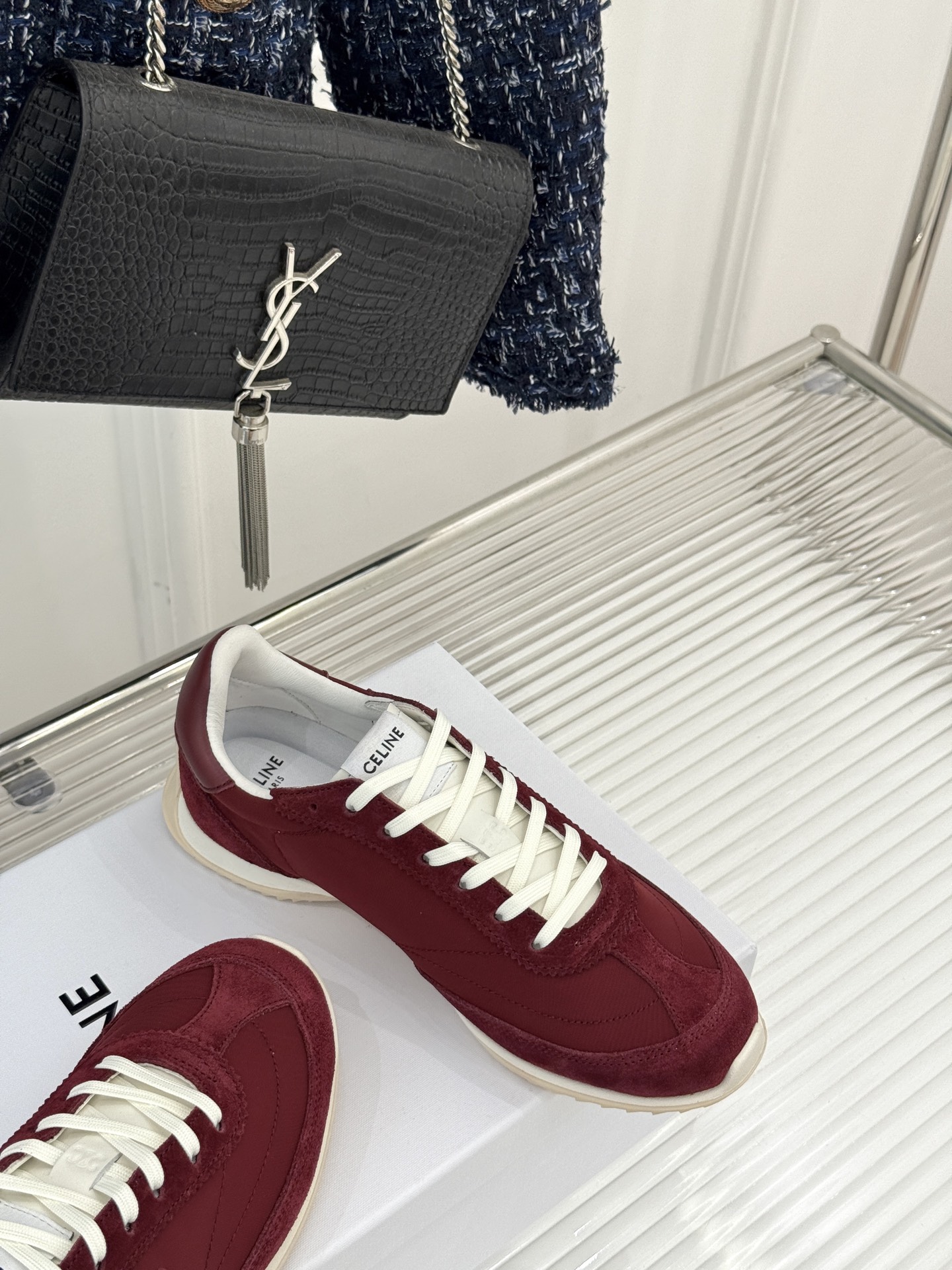
CELINE/赛琳25ss新品复古
德训鞋运动鞋
一眼万年的 谁穿谁爱
简直是时尚界的天花板
简约设计