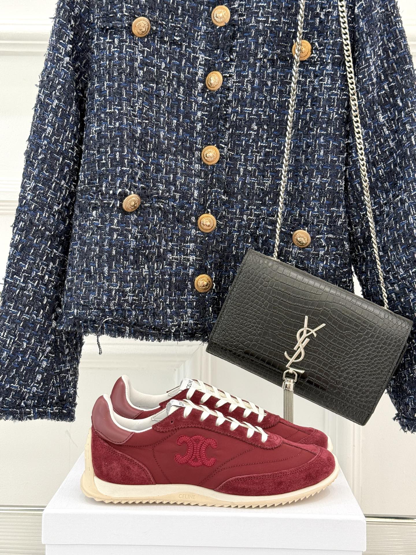 
CELINE/赛琳25ss新品复古
德训鞋运动鞋
一眼万年的 谁穿谁爱
简直是时尚界的天花板
简约设计