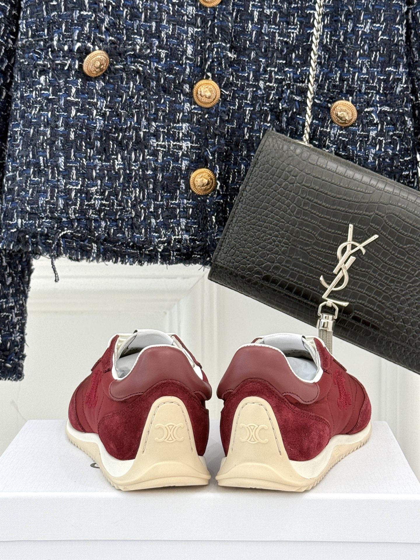 
CELINE/赛琳25ss新品复古
德训鞋运动鞋
一眼万年的 谁穿谁爱
简直是时尚界的天花板
简约设计