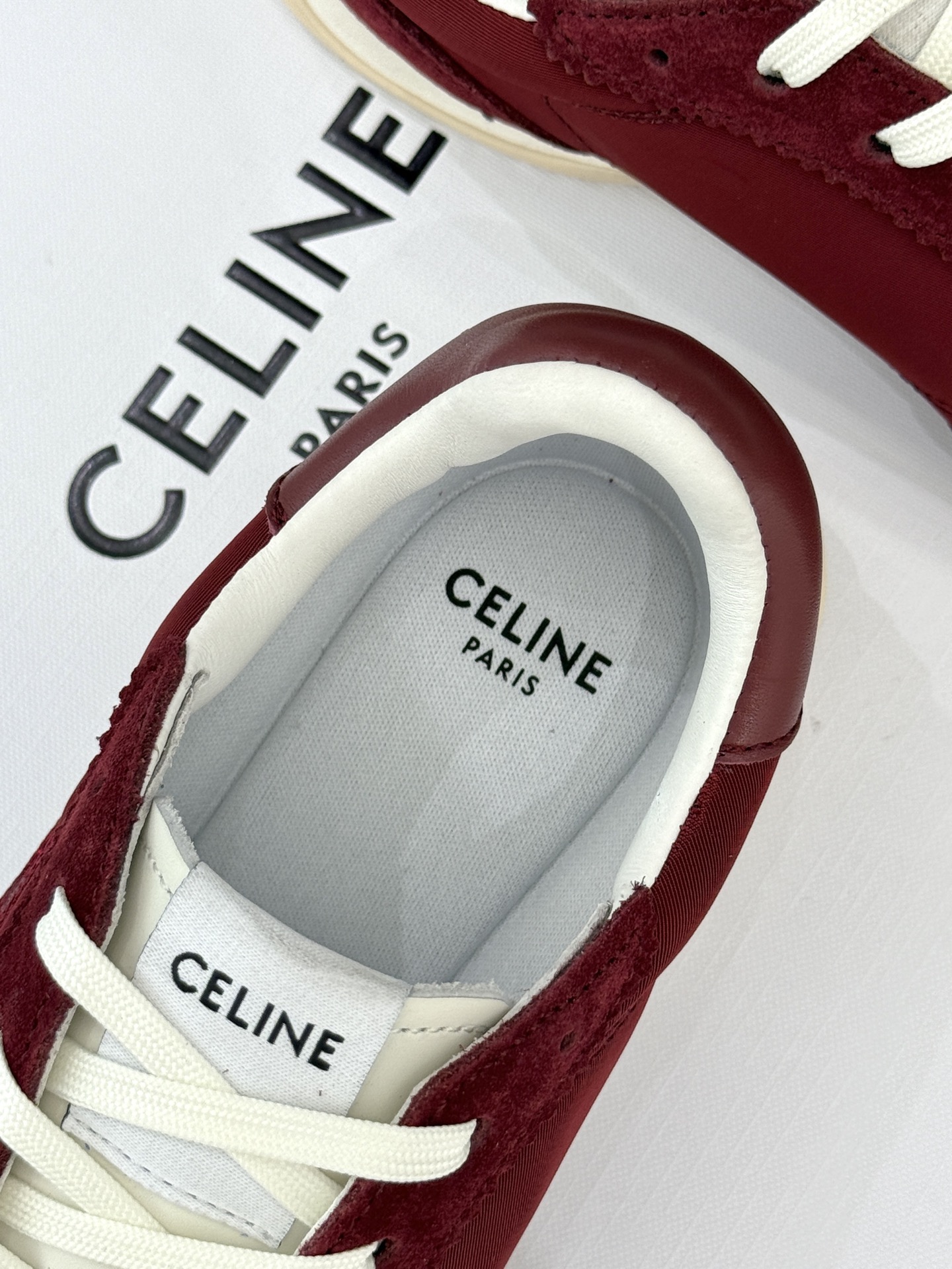 
CELINE/赛琳25ss新品复古
德训鞋运动鞋
一眼万年的 谁穿谁爱
简直是时尚界的天花板
简约设计